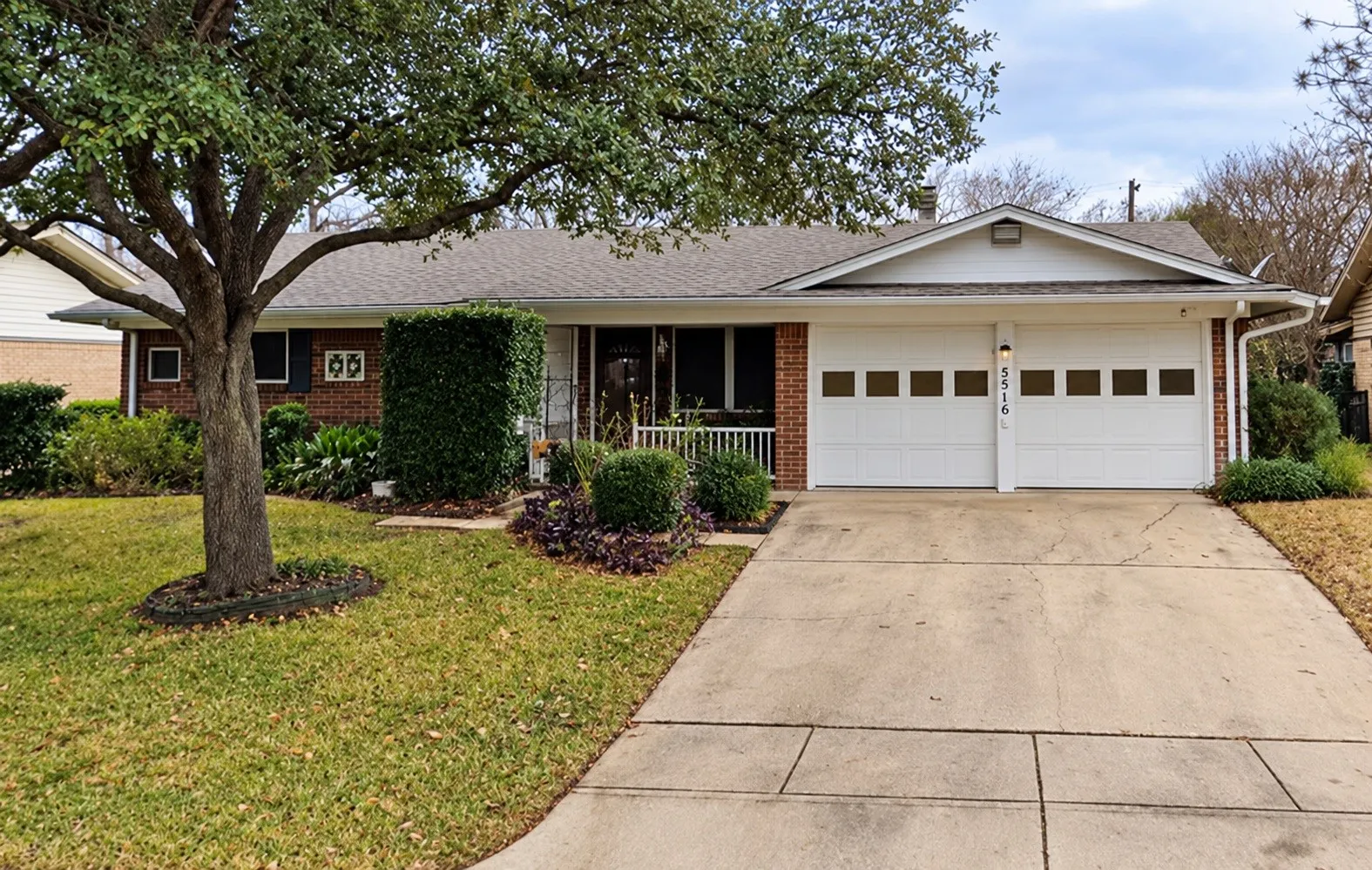 Single Family Residence For Sale in Tarrant County , 5516 Lubbock Avenue, Fort Worth, Texas 76133, 3 Bedroom, 2 Bathroom, 1 Garage spaces, 1,398 Sqft, built in 1964, mls#21401591, Real Estate Agent in Fort Worth, Homes For Sale in Tarrant county, Homes For Sale in Fort Worth, Realtor in Fort Worth Texas, Real Estate Brokerage Independent Realty Texas, Luminita Cordes Realtor