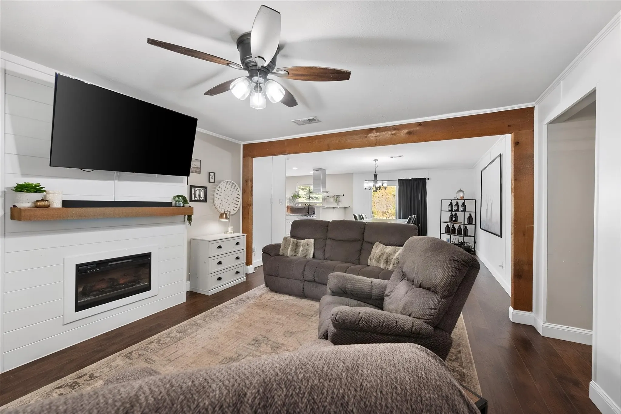 Single Family Residence For Sale in Johnson County , 316 Wintercrest Road, Burleson, Texas 76028, 3 Bedroom, 2 Bathroom, 2 Garage spaces, 1,434 Sqft, built in 1964, mls#21401614, Real Estate Agent in Burleson, Homes For Sale in Johnson county, Homes For Sale in Burleson, Realtor in Burleson Texas, Real Estate Brokerage Independent Realty Texas, Luminita Cordes Realtor