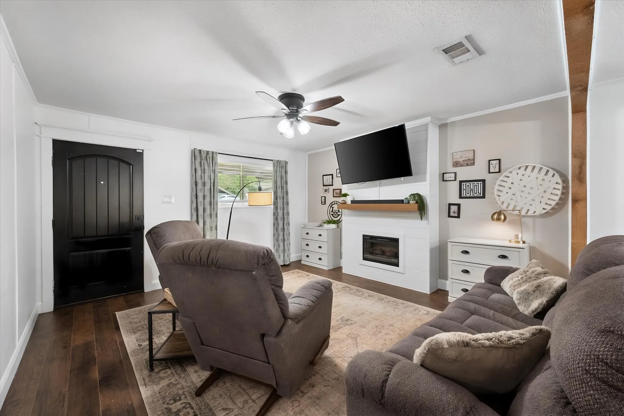 Single Family Residence For Sale in Johnson County , 316 Wintercrest Road, Burleson, Texas 76028, 3 Bedroom, 2 Bathroom, 2 Garage spaces, 1,434 Sqft, built in 1964, mls#21401614, Real Estate Agent in Burleson, Homes For Sale in Johnson county, Homes For Sale in Burleson, Realtor in Burleson Texas, Real Estate Brokerage Independent Realty Texas, Luminita Cordes Realtor