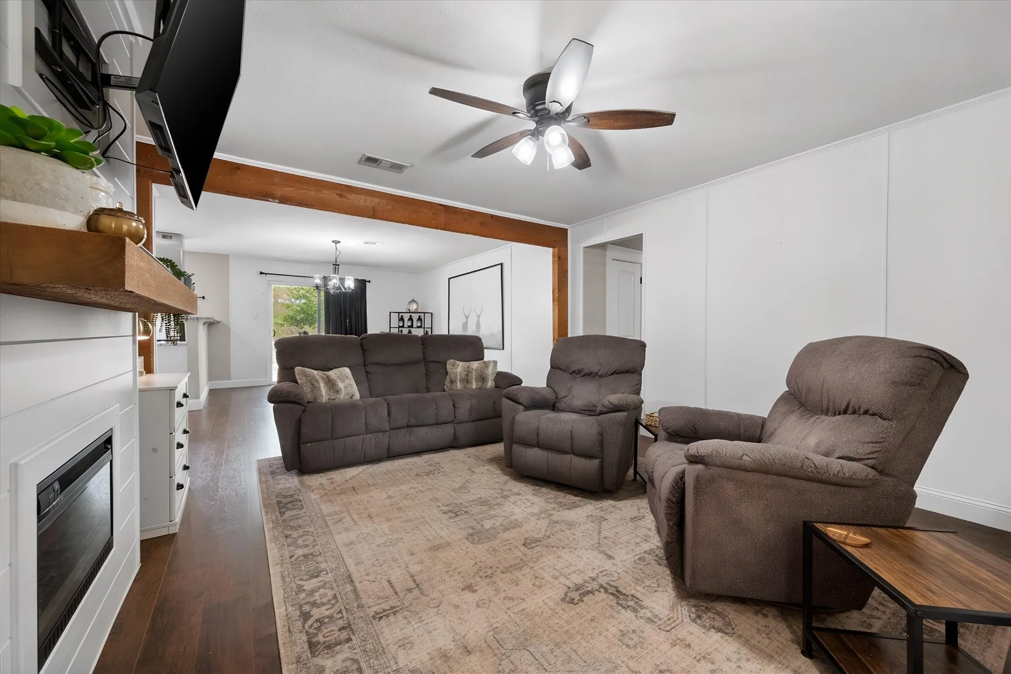 Single Family Residence For Sale in Johnson County , 316 Wintercrest Road, Burleson, Texas 76028, 3 Bedroom, 2 Bathroom, 2 Garage spaces, 1,434 Sqft, built in 1964, mls#21401614, Real Estate Agent in Burleson, Homes For Sale in Johnson county, Homes For Sale in Burleson, Realtor in Burleson Texas, Real Estate Brokerage Independent Realty Texas, Luminita Cordes Realtor