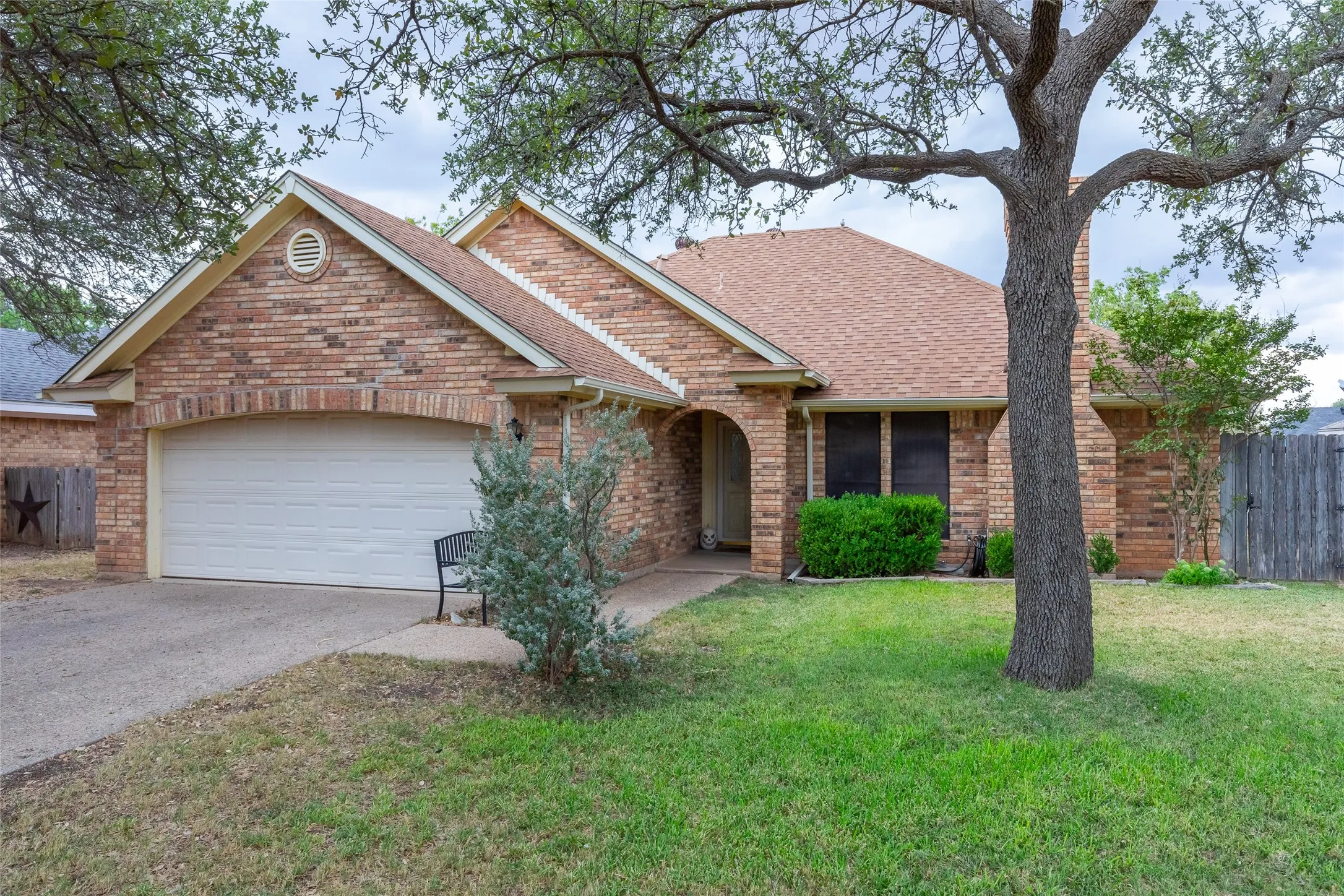 Single Family Residence For Sale in Taylor County , 3166 Constitution Avenue, Abilene, Texas 79601, 3 Bedroom, 2 Bathroom, 2 Garage spaces, 1,548 Sqft, built in 1986, mls#21401509, Real Estate Agent in Abilene, Homes For Sale in Taylor county, Homes For Sale in Abilene, Realtor in Abilene Texas, Real Estate Brokerage Independent Realty Texas, Luminita Cordes Realtor