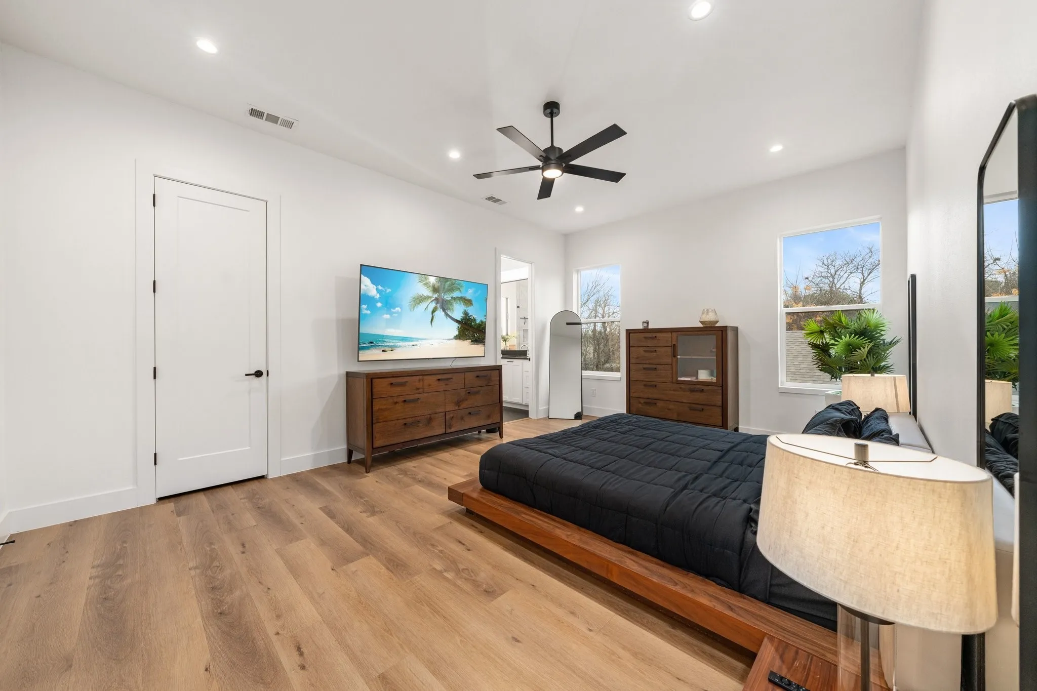 Single Family Residence For Sale in Dallas County , 1101 Martinique Avenue, Dallas, Texas 75223, 3 Bedroom, 3 Bathroom, 2 Garage spaces, 2,151 Sqft, built in 2023, mls#21401599, Real Estate Agent in Dallas, Homes For Sale in Dallas county, Homes For Sale in Dallas, Realtor in Dallas Texas, Real Estate Brokerage Independent Realty Texas, Luminita Cordes Realtor