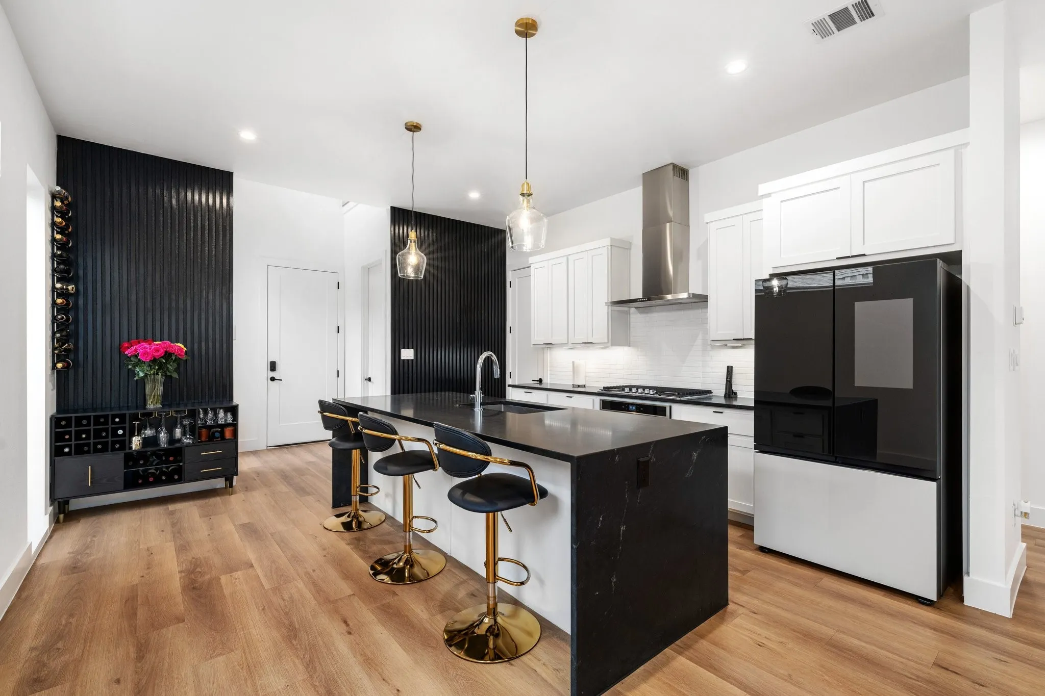 Single Family Residence For Sale in Dallas County , 1101 Martinique Avenue, Dallas, Texas 75223, 3 Bedroom, 3 Bathroom, 2 Garage spaces, 2,151 Sqft, built in 2023, mls#21401599, Real Estate Agent in Dallas, Homes For Sale in Dallas county, Homes For Sale in Dallas, Realtor in Dallas Texas, Real Estate Brokerage Independent Realty Texas, Luminita Cordes Realtor