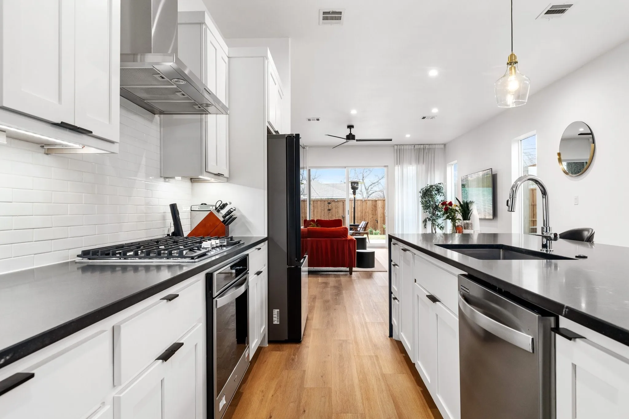 Single Family Residence For Sale in Dallas County , 1101 Martinique Avenue, Dallas, Texas 75223, 3 Bedroom, 3 Bathroom, 2 Garage spaces, 2,151 Sqft, built in 2023, mls#21401599, Real Estate Agent in Dallas, Homes For Sale in Dallas county, Homes For Sale in Dallas, Realtor in Dallas Texas, Real Estate Brokerage Independent Realty Texas, Luminita Cordes Realtor