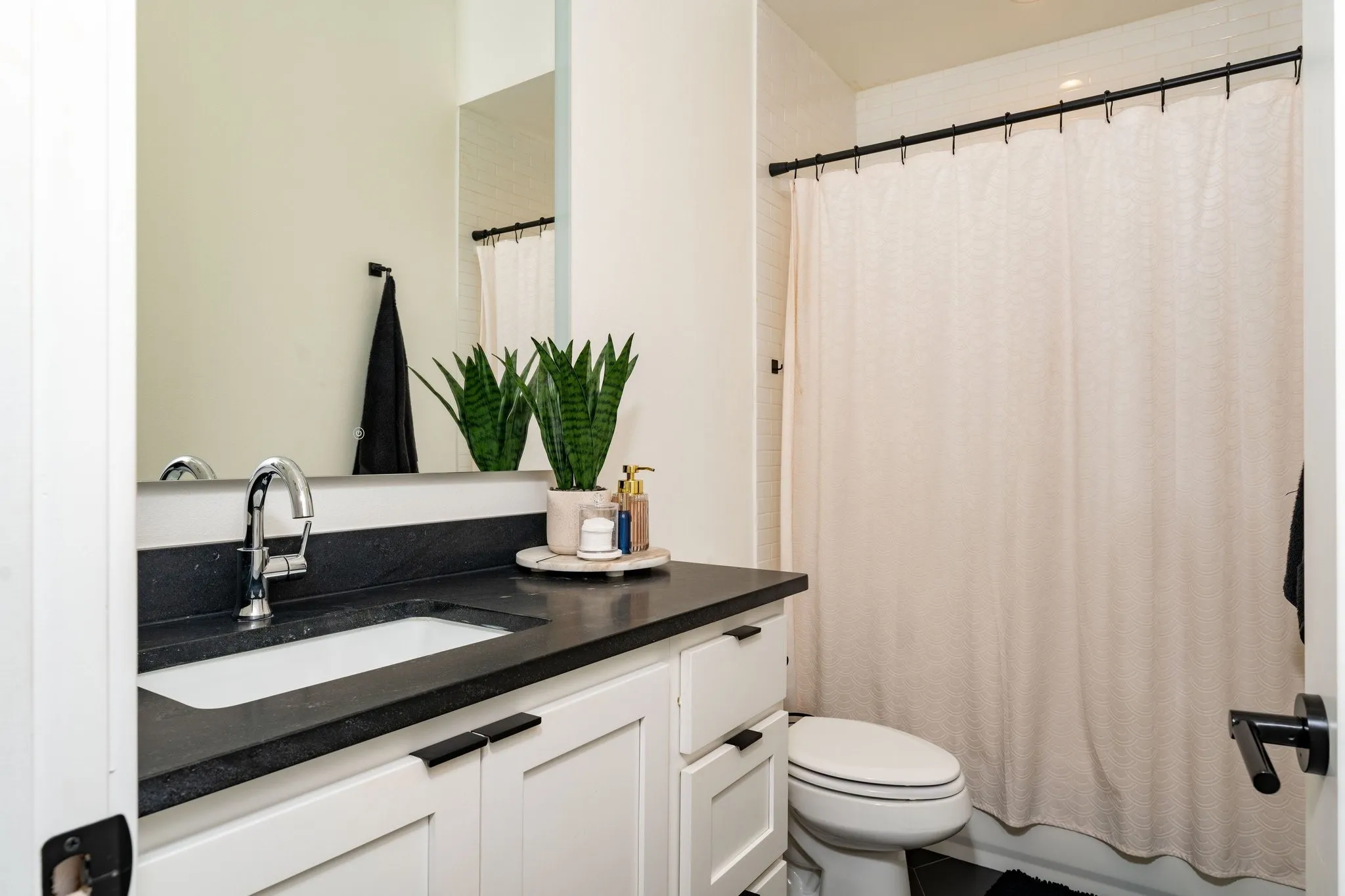 Single Family Residence For Sale in Dallas County , 1101 Martinique Avenue, Dallas, Texas 75223, 3 Bedroom, 3 Bathroom, 2 Garage spaces, 2,151 Sqft, built in 2023, mls#21401599, Real Estate Agent in Dallas, Homes For Sale in Dallas county, Homes For Sale in Dallas, Realtor in Dallas Texas, Real Estate Brokerage Independent Realty Texas, Luminita Cordes Realtor