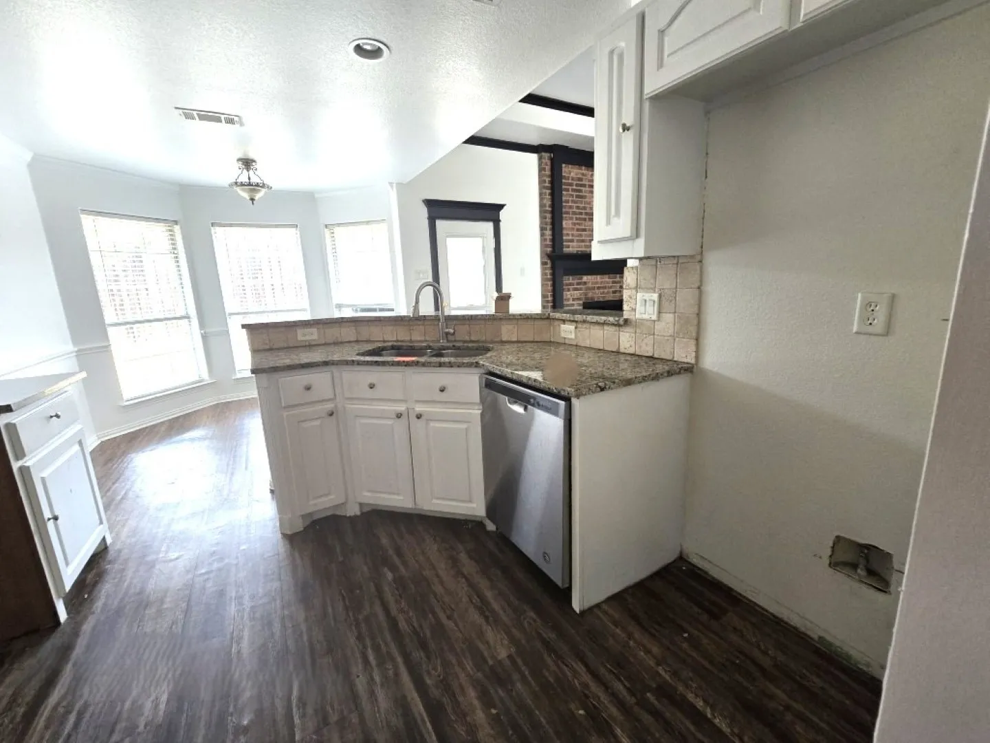 Single Family Residence For Sale in Kaufman County , 1406 Chancellor Drive, Kaufman, Texas 75142, 3 Bedroom, 2 Bathroom, 2 Garage spaces, 1,695 Sqft, built in 2002, mls#21401619, Real Estate Agent in Kaufman, Homes For Sale in Kaufman county, Homes For Sale in Kaufman, Realtor in Kaufman Texas, Real Estate Brokerage Independent Realty Texas, Luminita Cordes Realtor