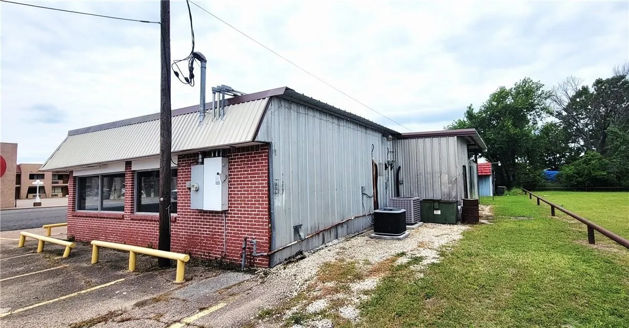 Retail For Sale in Limestone County , 301 S Ellis Street, Groesbeck, Texas 76642, 0, 0, Garage spaces, 0 Sqft, built in 1984, mls#21401530, Real Estate Agent in Groesbeck, Homes For Sale in Limestone county, Homes For Sale in Groesbeck, Realtor in Groesbeck Texas, Real Estate Brokerage Independent Realty Texas, Luminita Cordes Realtor