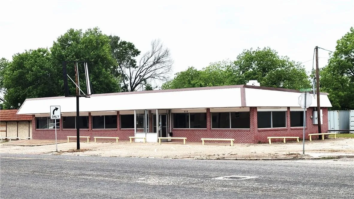 Retail For Sale in Limestone County , 301 S Ellis Street, Groesbeck, Texas 76642, 0, 0, Garage spaces, 0 Sqft, built in 1984, mls#21401530, Real Estate Agent in Groesbeck, Homes For Sale in Limestone county, Homes For Sale in Groesbeck, Realtor in Groesbeck Texas, Real Estate Brokerage Independent Realty Texas, Luminita Cordes Realtor