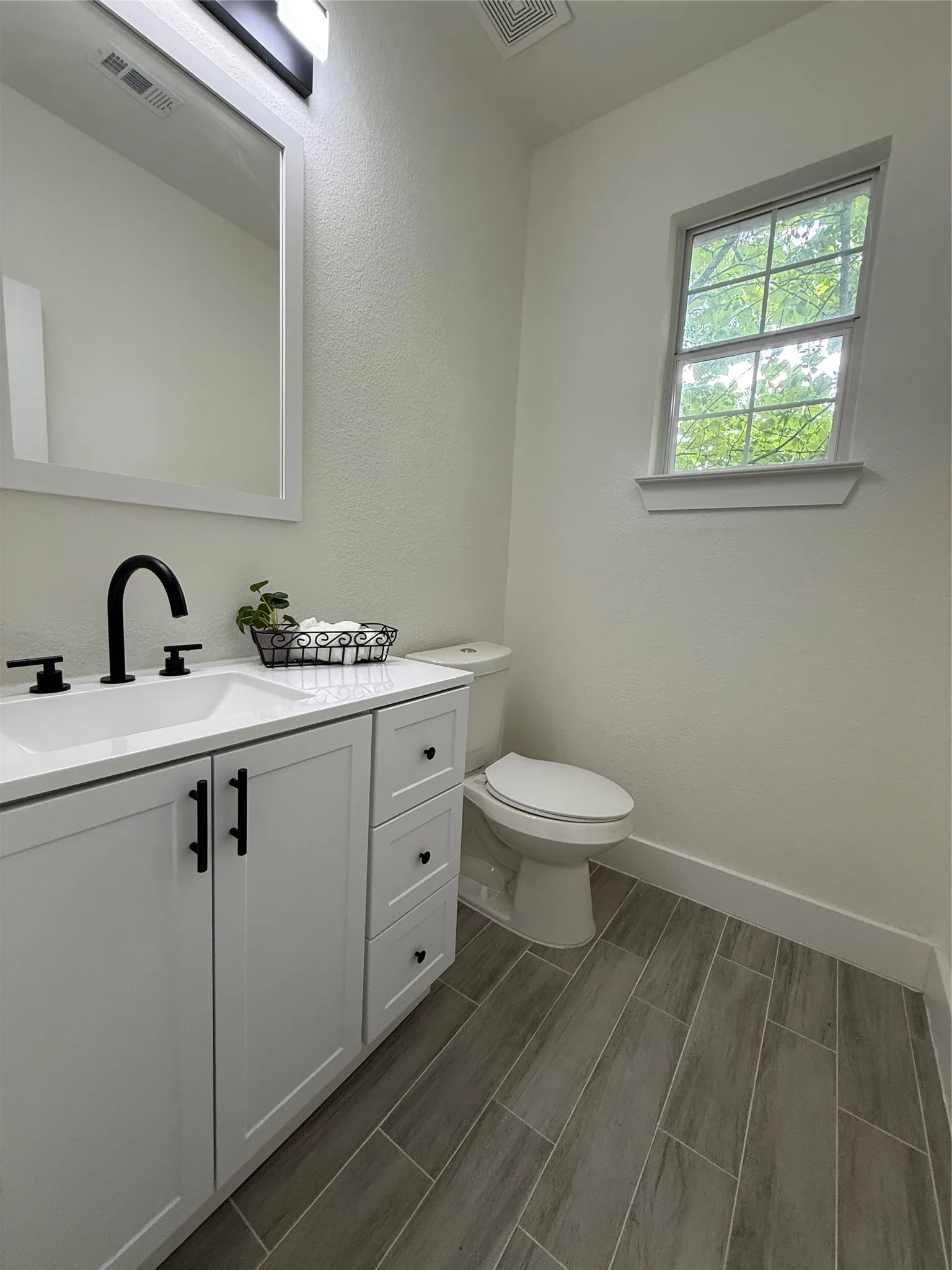 Single Family Residence For Sale in Kaufman County , 201 E 10th Street, Kaufman, Texas 75142, 4 Bedroom, 3 Bathroom, 2 Garage spaces, 1,963 Sqft, built in 2022, mls#21401608, Real Estate Agent in Kaufman, Homes For Sale in Kaufman county, Homes For Sale in Kaufman, Realtor in Kaufman Texas, Real Estate Brokerage Independent Realty Texas, Luminita Cordes Realtor