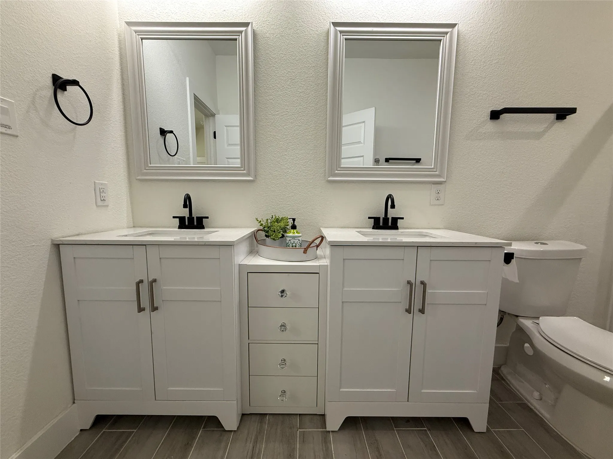 Single Family Residence For Sale in Kaufman County , 201 E 10th Street, Kaufman, Texas 75142, 4 Bedroom, 3 Bathroom, 2 Garage spaces, 1,963 Sqft, built in 2022, mls#21401608, Real Estate Agent in Kaufman, Homes For Sale in Kaufman county, Homes For Sale in Kaufman, Realtor in Kaufman Texas, Real Estate Brokerage Independent Realty Texas, Luminita Cordes Realtor