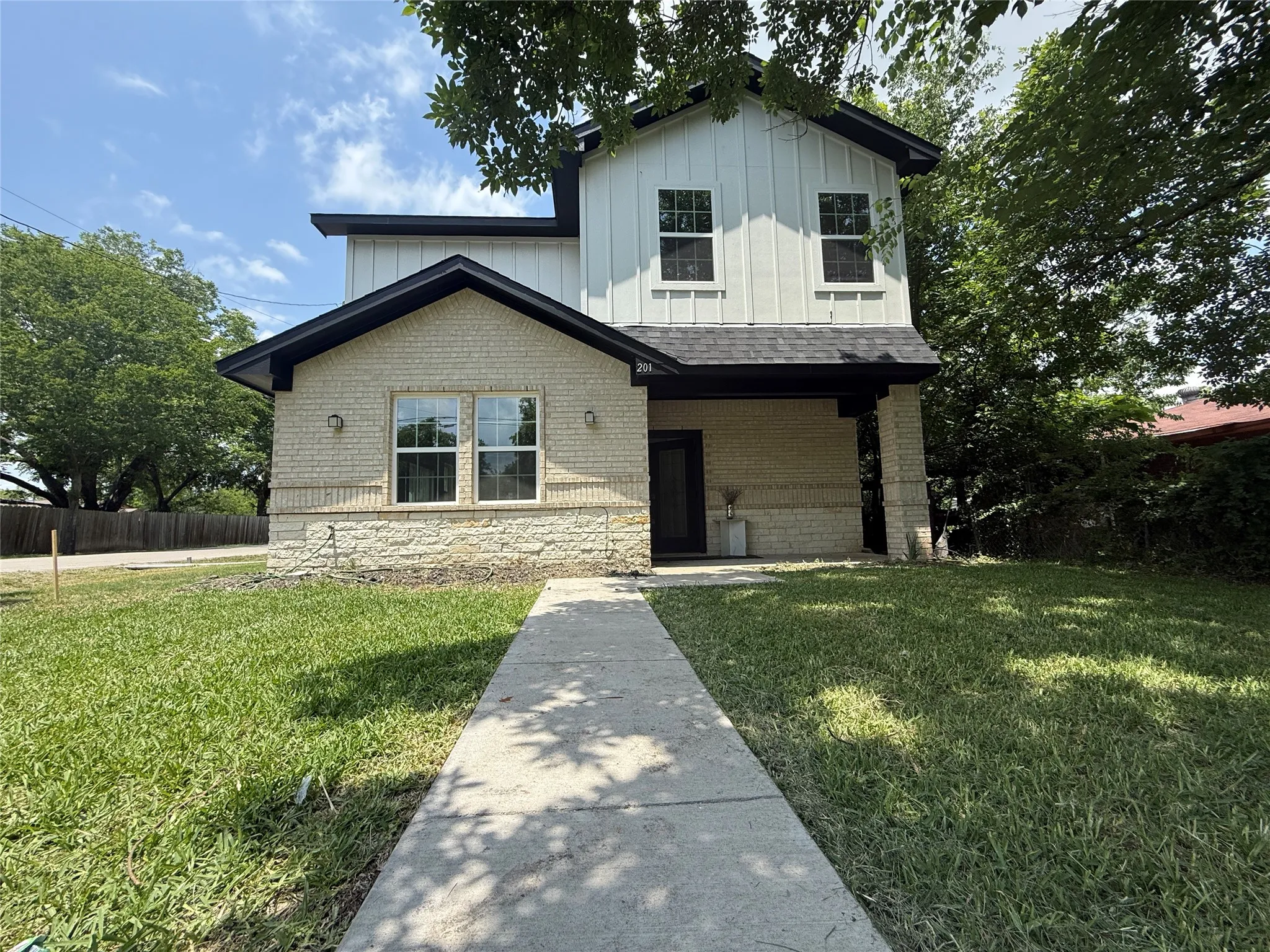 Single Family Residence For Sale in Kaufman County , 201 E 10th Street, Kaufman, Texas 75142, 4 Bedroom, 3 Bathroom, 2 Garage spaces, 1,963 Sqft, built in 2022, mls#21401608, Real Estate Agent in Kaufman, Homes For Sale in Kaufman county, Homes For Sale in Kaufman, Realtor in Kaufman Texas, Real Estate Brokerage Independent Realty Texas, Luminita Cordes Realtor