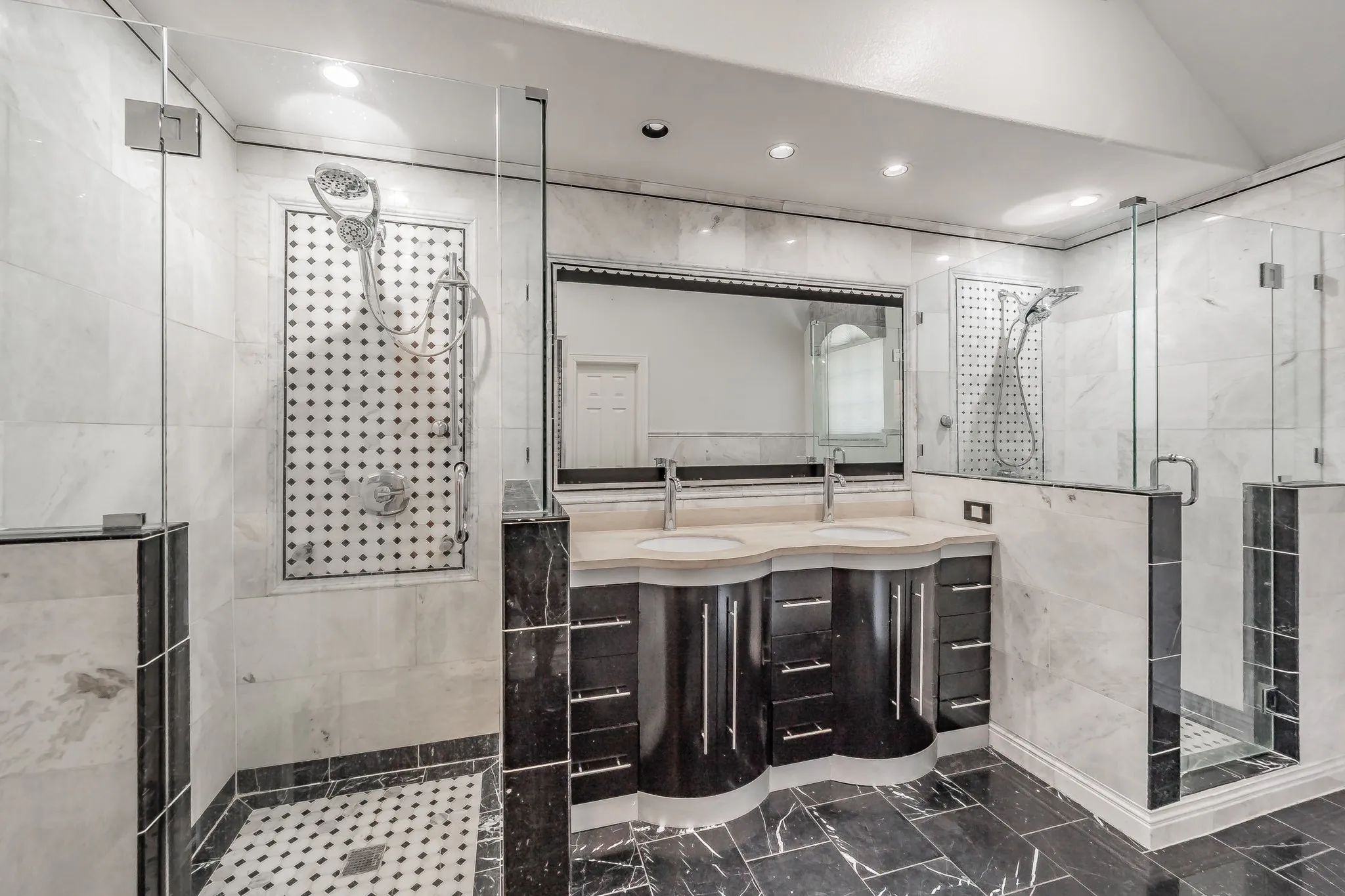 Primary en suite bathroom with double showers & sinks.