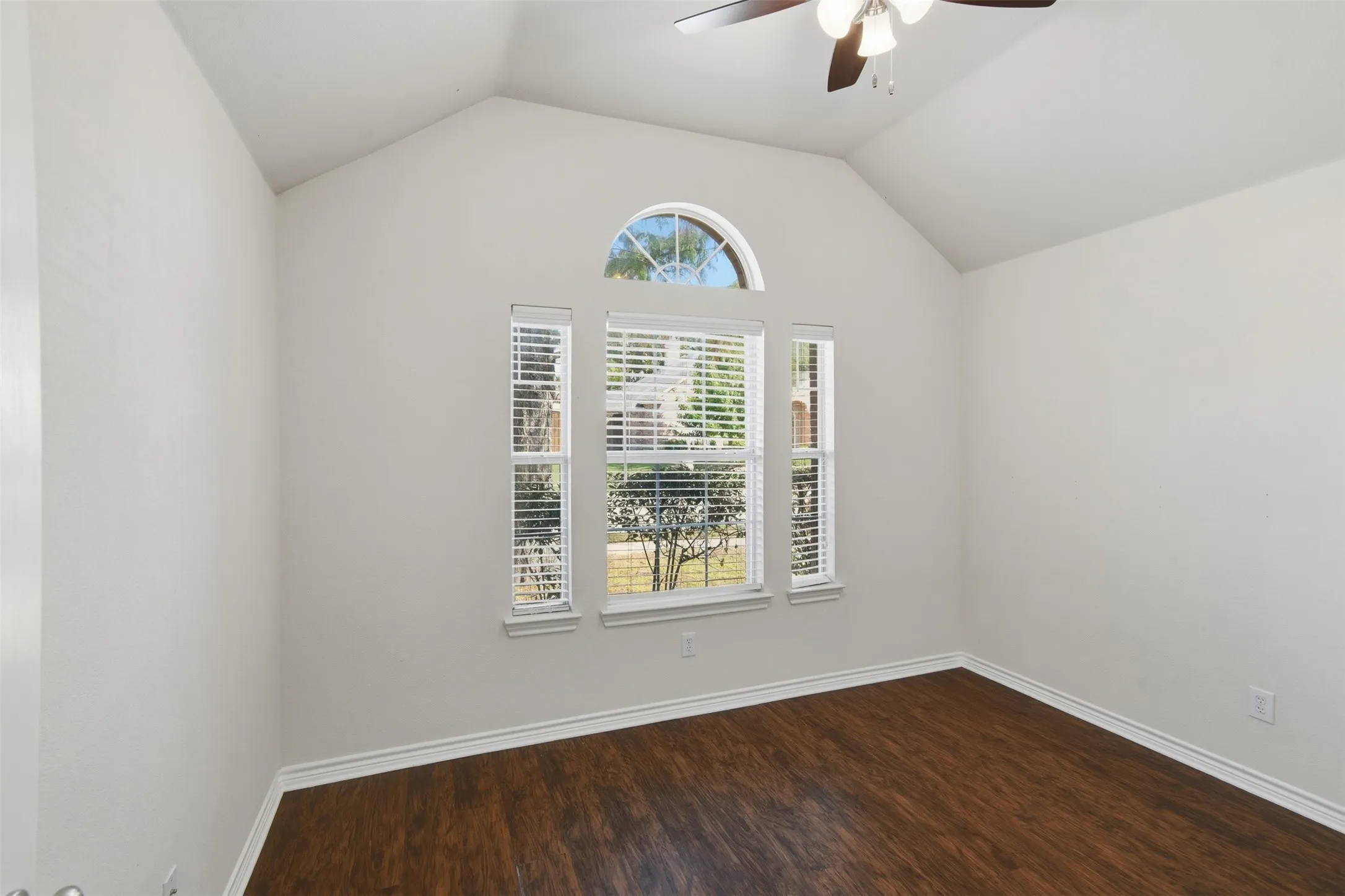 Single Family Residence For Sale in Denton County , 416 Kyle Lane, Lewisville, Texas 75067, 3 Bedroom, 2 Bathroom, 2 Garage spaces, 1,931 Sqft, built in 2000, mls#21401461, Real Estate Agent in Lewisville, Homes For Sale in Denton county, Homes For Sale in Lewisville, Realtor in Lewisville Texas, Real Estate Brokerage Independent Realty Texas, Luminita Cordes Realtor