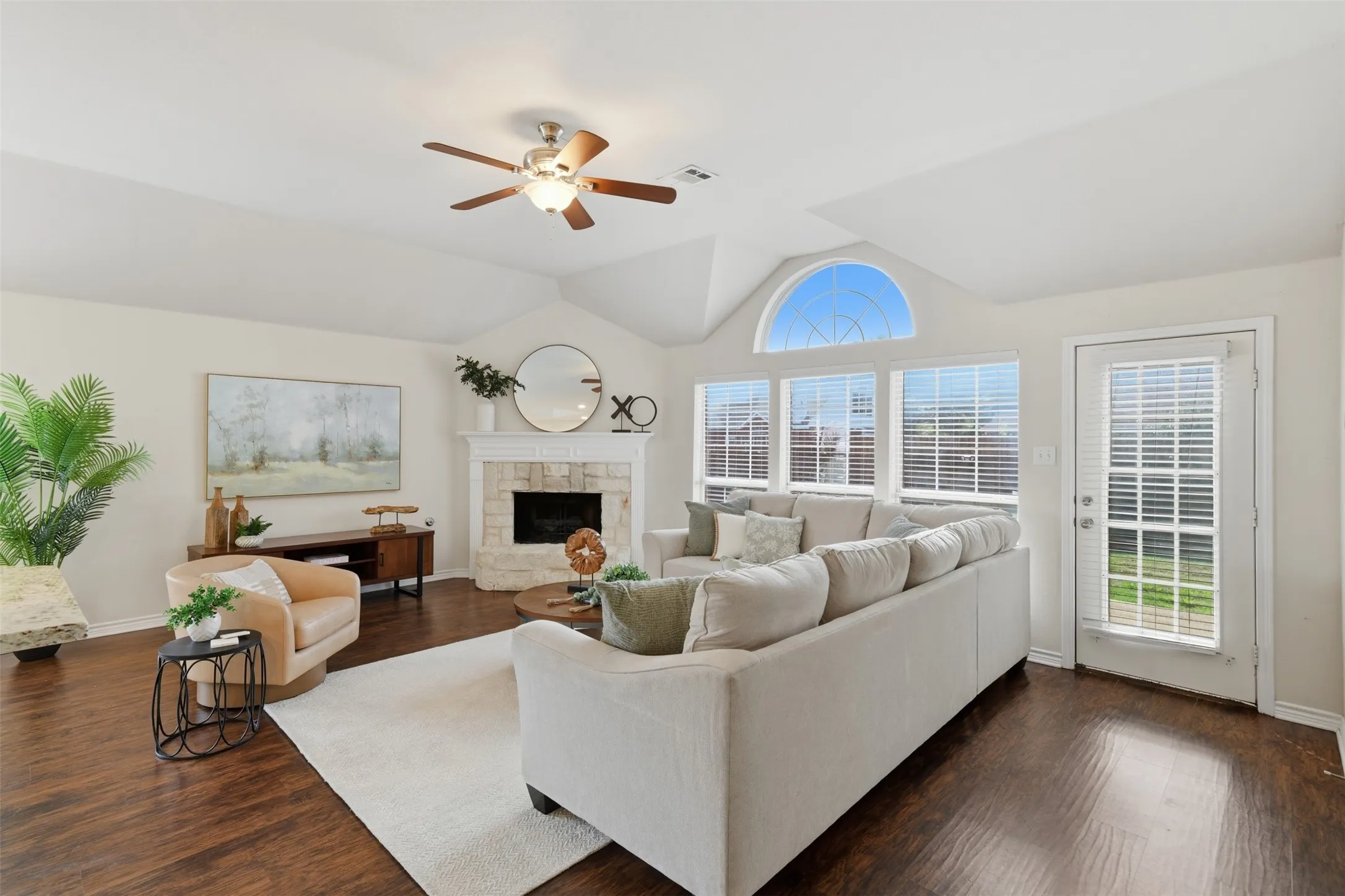 Single Family Residence For Sale in Denton County , 416 Kyle Lane, Lewisville, Texas 75067, 3 Bedroom, 2 Bathroom, 2 Garage spaces, 1,931 Sqft, built in 2000, mls#21401461, Real Estate Agent in Lewisville, Homes For Sale in Denton county, Homes For Sale in Lewisville, Realtor in Lewisville Texas, Real Estate Brokerage Independent Realty Texas, Luminita Cordes Realtor