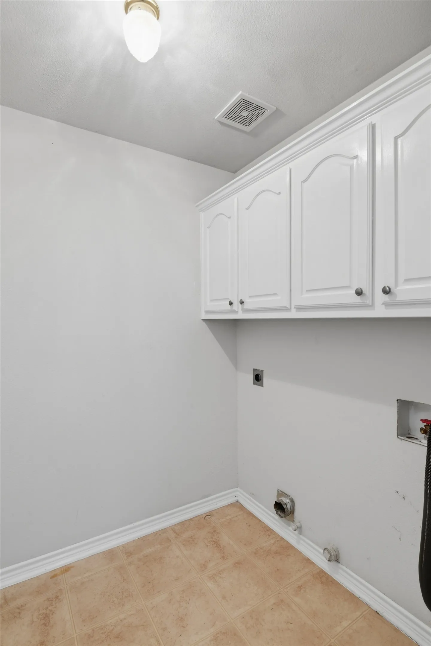 Single Family Residence For Sale in Denton County , 416 Kyle Lane, Lewisville, Texas 75067, 3 Bedroom, 2 Bathroom, 2 Garage spaces, 1,931 Sqft, built in 2000, mls#21401461, Real Estate Agent in Lewisville, Homes For Sale in Denton county, Homes For Sale in Lewisville, Realtor in Lewisville Texas, Real Estate Brokerage Independent Realty Texas, Luminita Cordes Realtor