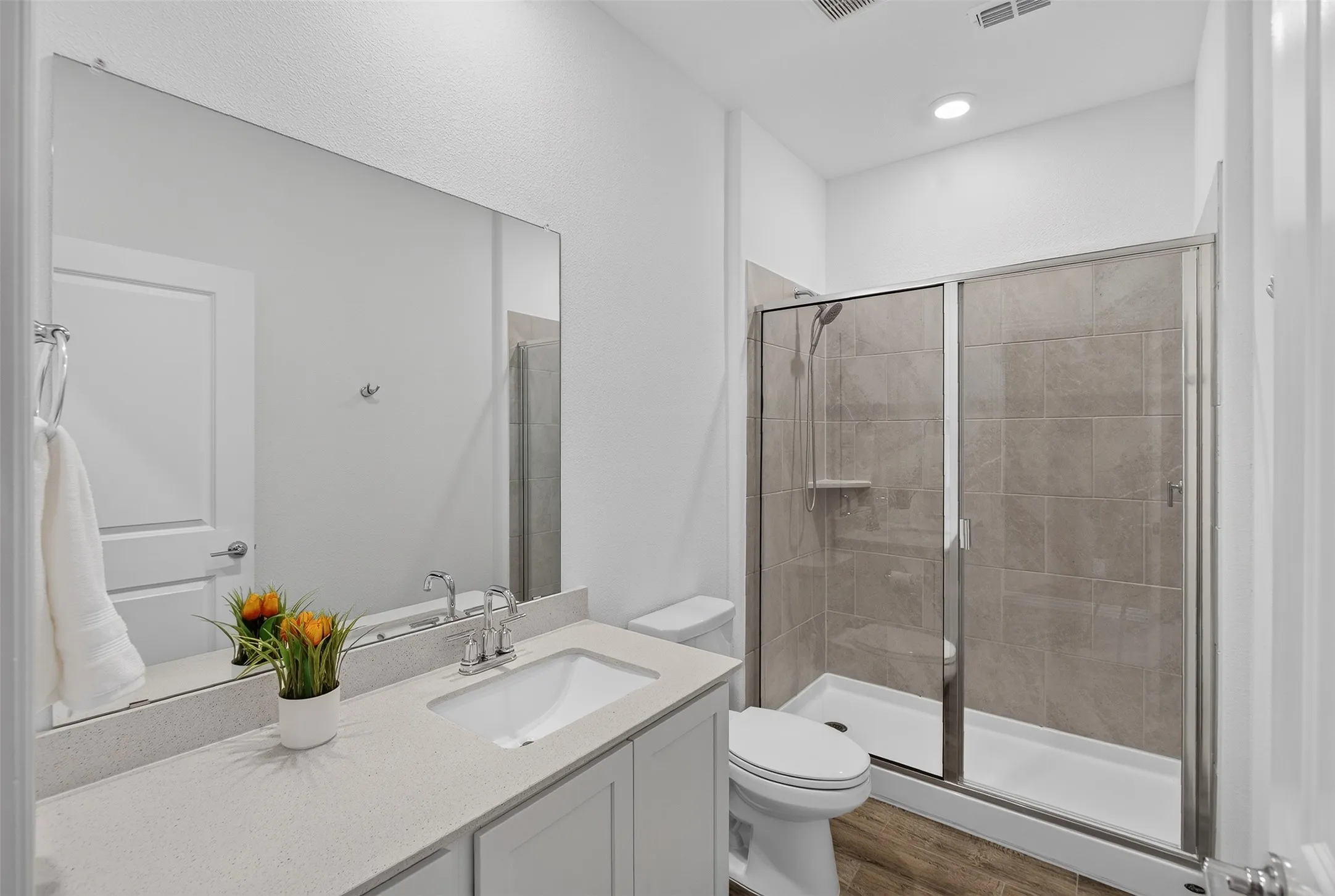 downstairs secondary full bathroom
