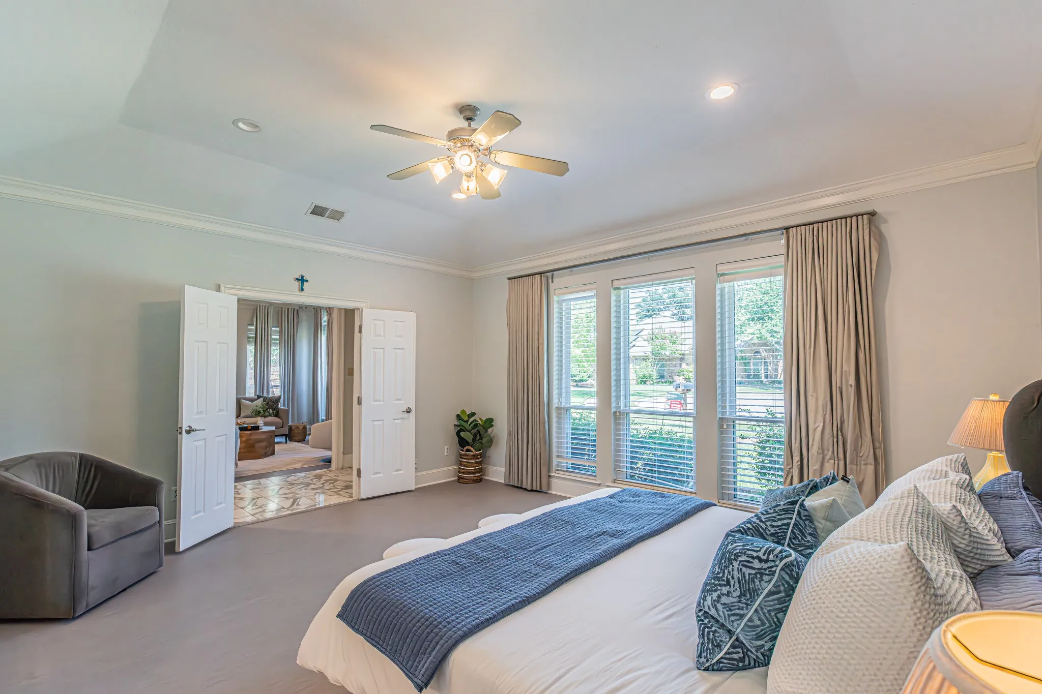 Recessed lighting, crown molding, and a ceiling fan fixture
