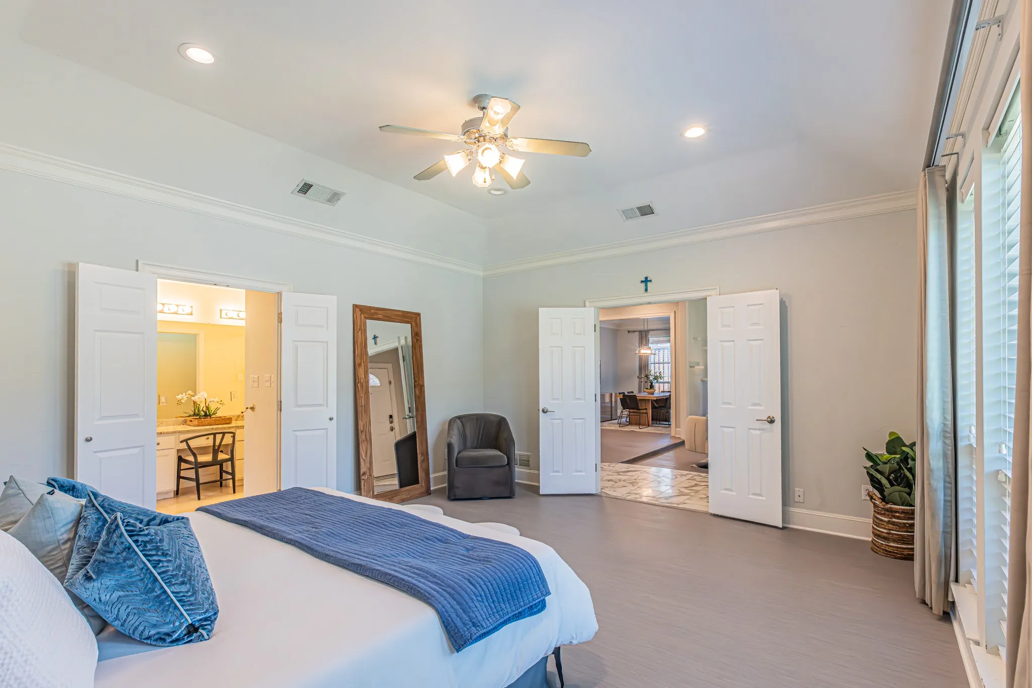 Vaulted ceiling with recessed lighting and ceiling fan