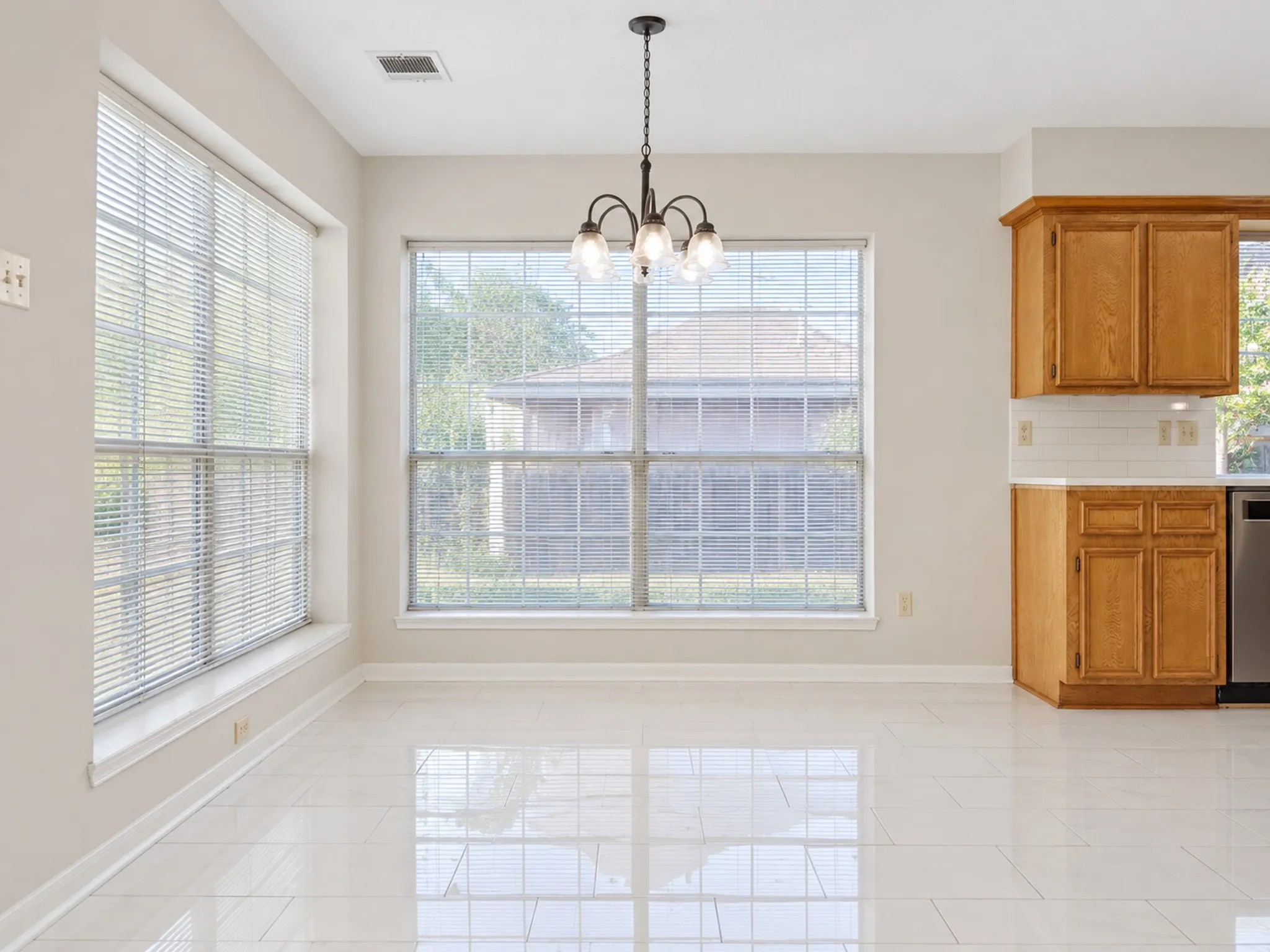 Single Family Residence For Sale in Dallas County , 2417 Fulton Drive, Garland, Texas 75044, 4 Bedroom, 3 Bathroom, 2 Garage spaces, 3,390 Sqft, built in 1987, mls#21401627, Real Estate Agent in Garland, Homes For Sale in Dallas county, Homes For Sale in Garland, Realtor in Garland Texas, Real Estate Brokerage Independent Realty Texas, Luminita Cordes Realtor