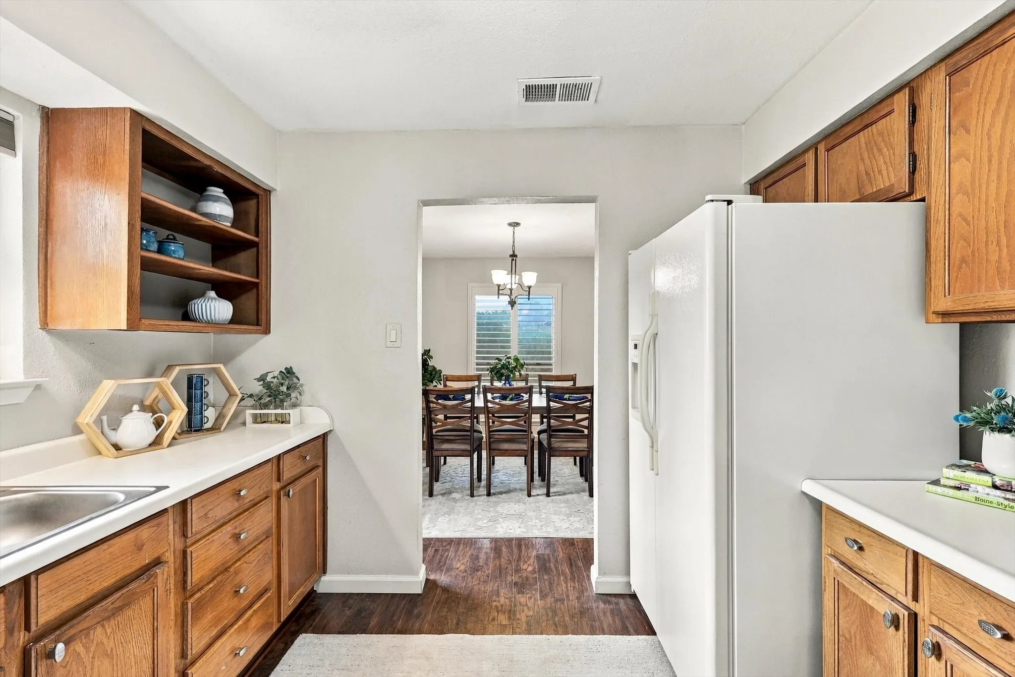 Single Family Residence For Sale in Tarrant County , 3713 Dexter Avenue, Fort Worth, Texas 76107, 3 Bedroom, 2 Bathroom, Garage spaces, 1,440 Sqft, built in 1978, mls#21401423, Real Estate Agent in Fort Worth, Homes For Sale in Tarrant county, Homes For Sale in Fort Worth, Realtor in Fort Worth Texas, Real Estate Brokerage Independent Realty Texas, Luminita Cordes Realtor