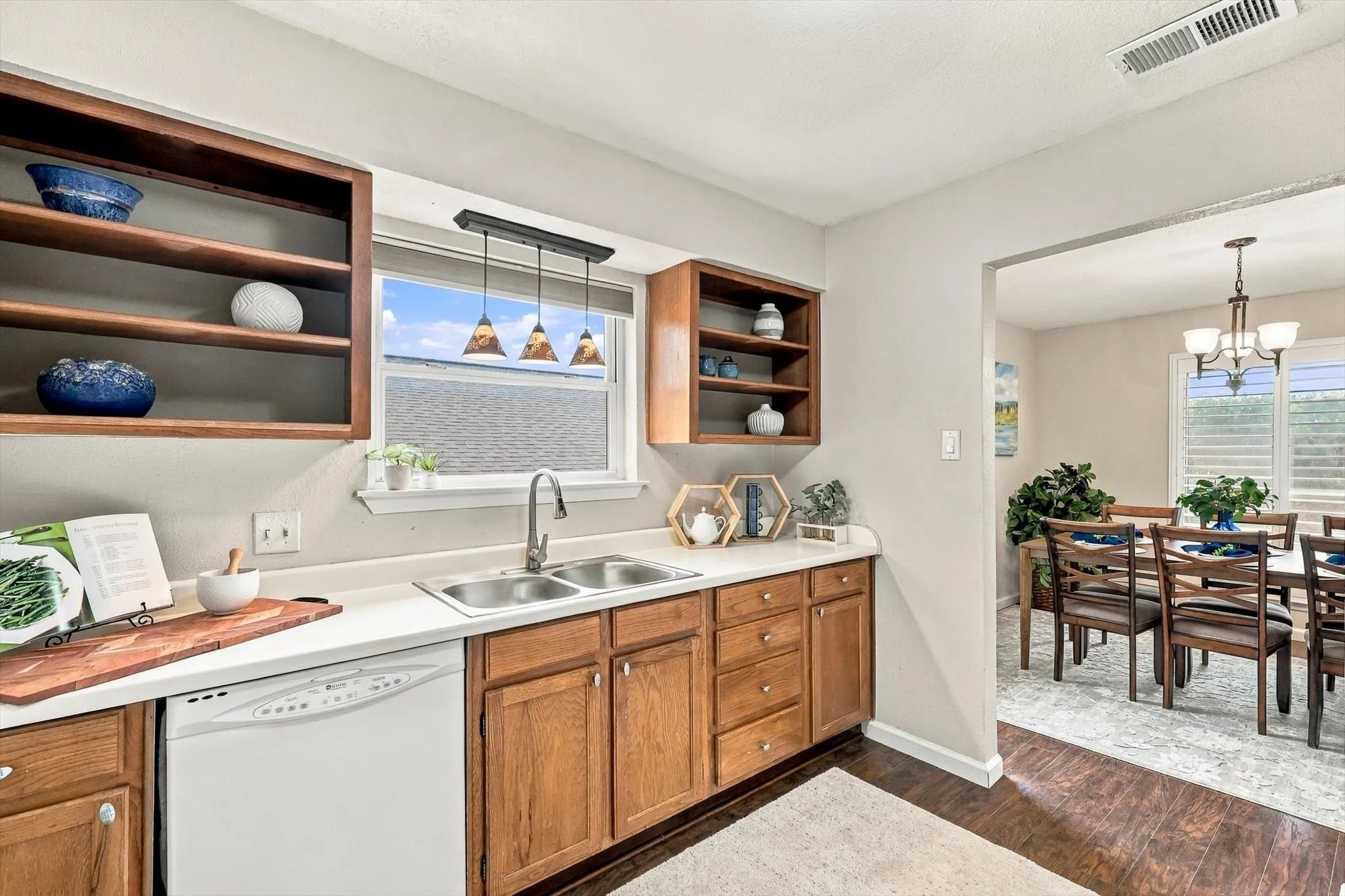Single Family Residence For Sale in Tarrant County , 3713 Dexter Avenue, Fort Worth, Texas 76107, 3 Bedroom, 2 Bathroom, Garage spaces, 1,440 Sqft, built in 1978, mls#21401423, Real Estate Agent in Fort Worth, Homes For Sale in Tarrant county, Homes For Sale in Fort Worth, Realtor in Fort Worth Texas, Real Estate Brokerage Independent Realty Texas, Luminita Cordes Realtor