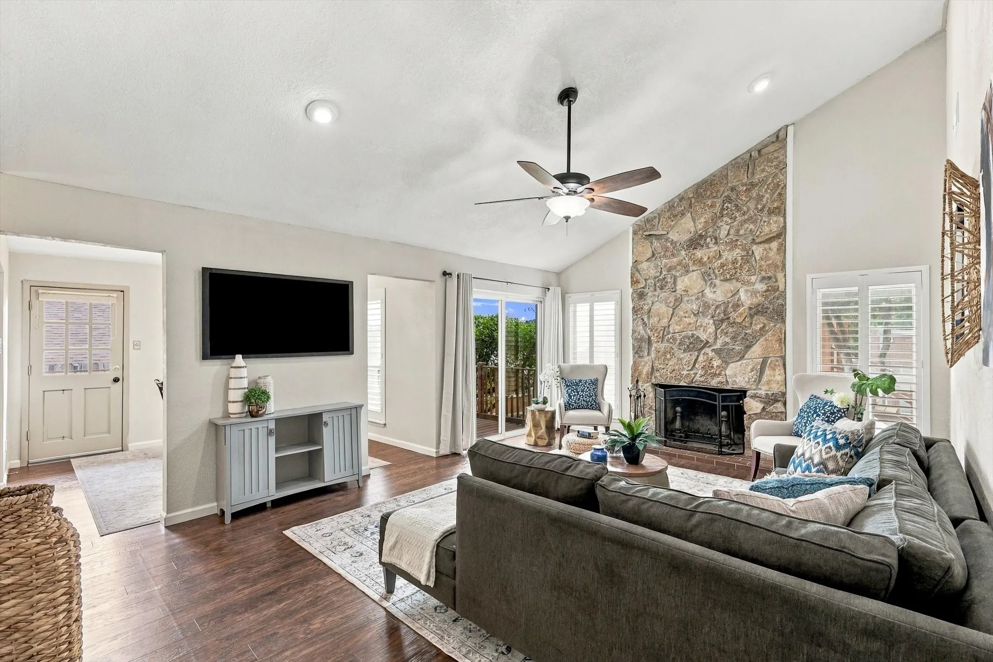 Single Family Residence For Sale in Tarrant County , 3713 Dexter Avenue, Fort Worth, Texas 76107, 3 Bedroom, 2 Bathroom, Garage spaces, 1,440 Sqft, built in 1978, mls#21401423, Real Estate Agent in Fort Worth, Homes For Sale in Tarrant county, Homes For Sale in Fort Worth, Realtor in Fort Worth Texas, Real Estate Brokerage Independent Realty Texas, Luminita Cordes Realtor