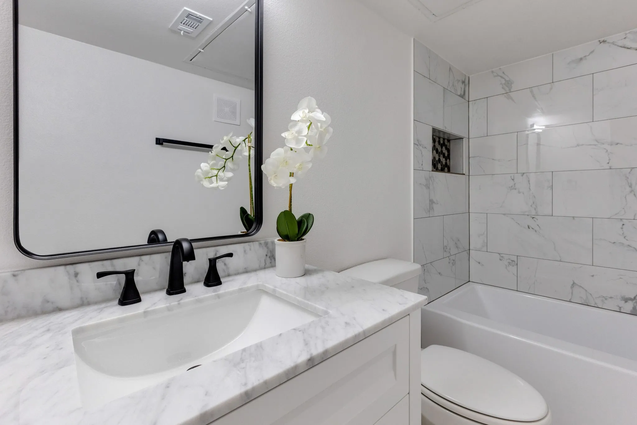 Condominium For Sale in Dallas County , 15221 Berry Trail 304, Dallas, Texas 75248, 2 Bedroom, 2 Bathroom, Garage spaces, 1,052 Sqft, built in 1981, mls#21401661, Real Estate Agent in Dallas, Homes For Sale in Dallas county, Homes For Sale in Dallas, Realtor in Dallas Texas, Real Estate Brokerage Independent Realty Texas, Luminita Cordes Realtor