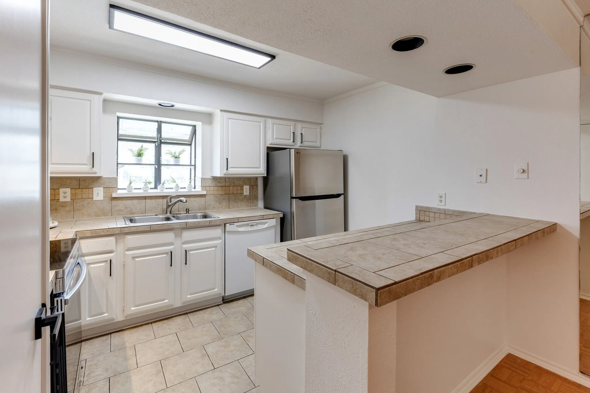 Condominium For Sale in Dallas County , 15221 Berry Trail 304, Dallas, Texas 75248, 2 Bedroom, 2 Bathroom, Garage spaces, 1,052 Sqft, built in 1981, mls#21401661, Real Estate Agent in Dallas, Homes For Sale in Dallas county, Homes For Sale in Dallas, Realtor in Dallas Texas, Real Estate Brokerage Independent Realty Texas, Luminita Cordes Realtor