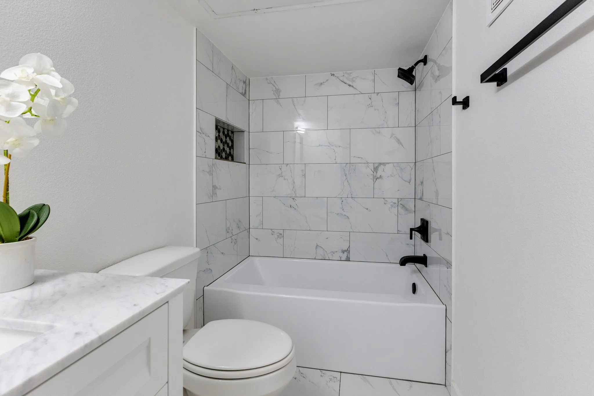 Condominium For Sale in Dallas County , 15221 Berry Trail 304, Dallas, Texas 75248, 2 Bedroom, 2 Bathroom, Garage spaces, 1,052 Sqft, built in 1981, mls#21401661, Real Estate Agent in Dallas, Homes For Sale in Dallas county, Homes For Sale in Dallas, Realtor in Dallas Texas, Real Estate Brokerage Independent Realty Texas, Luminita Cordes Realtor