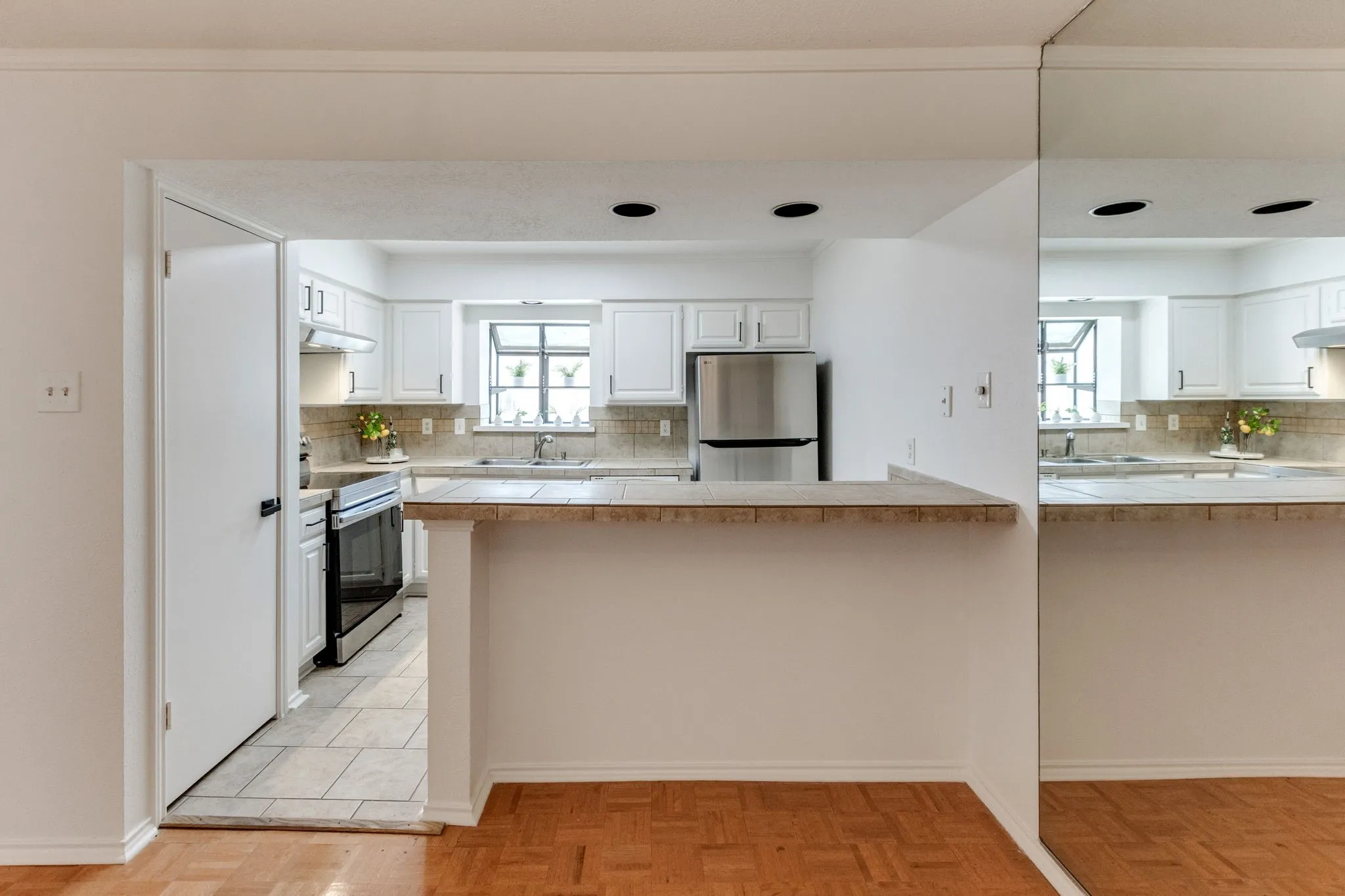 Condominium For Sale in Dallas County , 15221 Berry Trail 304, Dallas, Texas 75248, 2 Bedroom, 2 Bathroom, Garage spaces, 1,052 Sqft, built in 1981, mls#21401661, Real Estate Agent in Dallas, Homes For Sale in Dallas county, Homes For Sale in Dallas, Realtor in Dallas Texas, Real Estate Brokerage Independent Realty Texas, Luminita Cordes Realtor