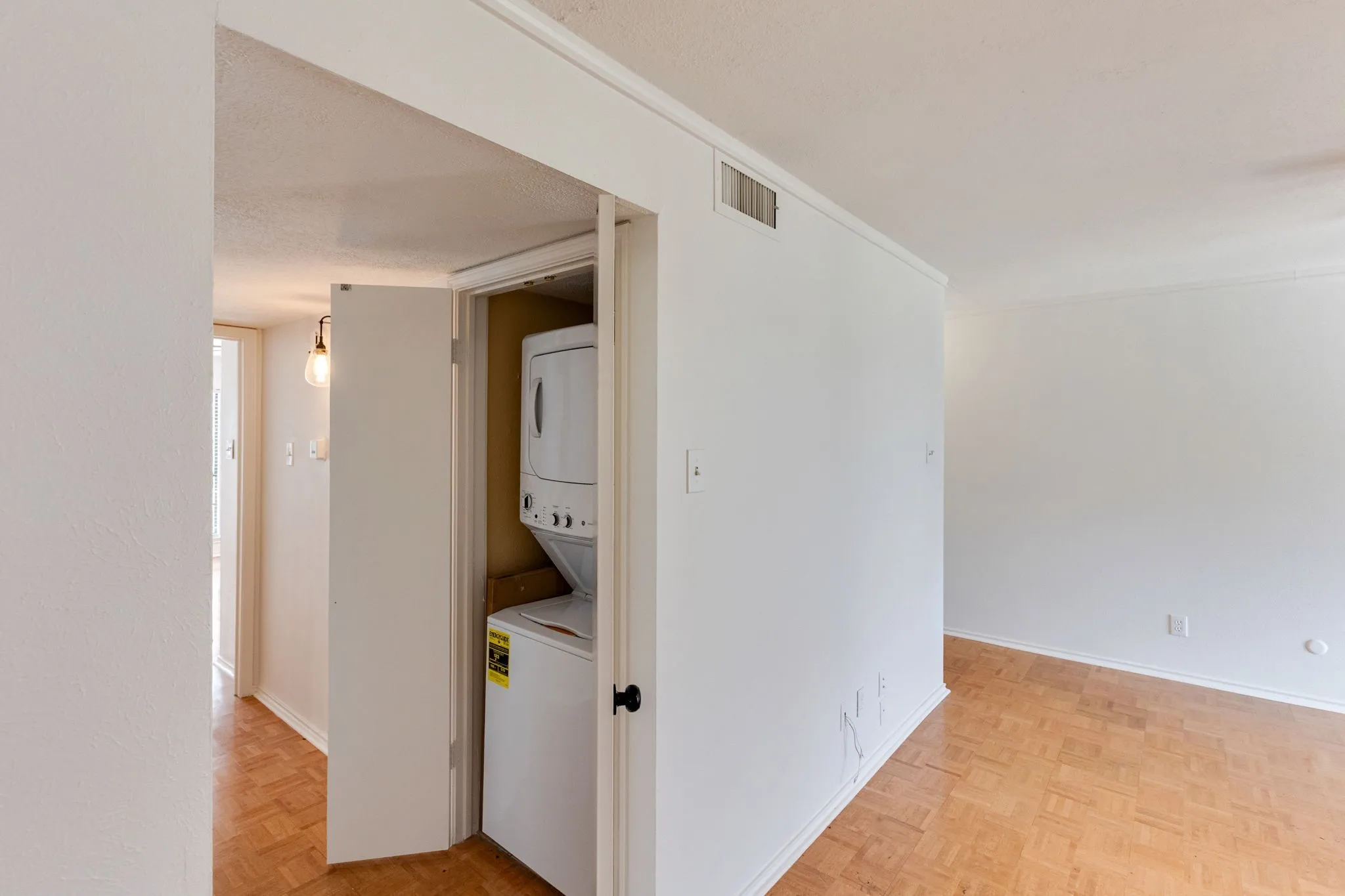 Condominium For Sale in Dallas County , 15221 Berry Trail 304, Dallas, Texas 75248, 2 Bedroom, 2 Bathroom, Garage spaces, 1,052 Sqft, built in 1981, mls#21401661, Real Estate Agent in Dallas, Homes For Sale in Dallas county, Homes For Sale in Dallas, Realtor in Dallas Texas, Real Estate Brokerage Independent Realty Texas, Luminita Cordes Realtor