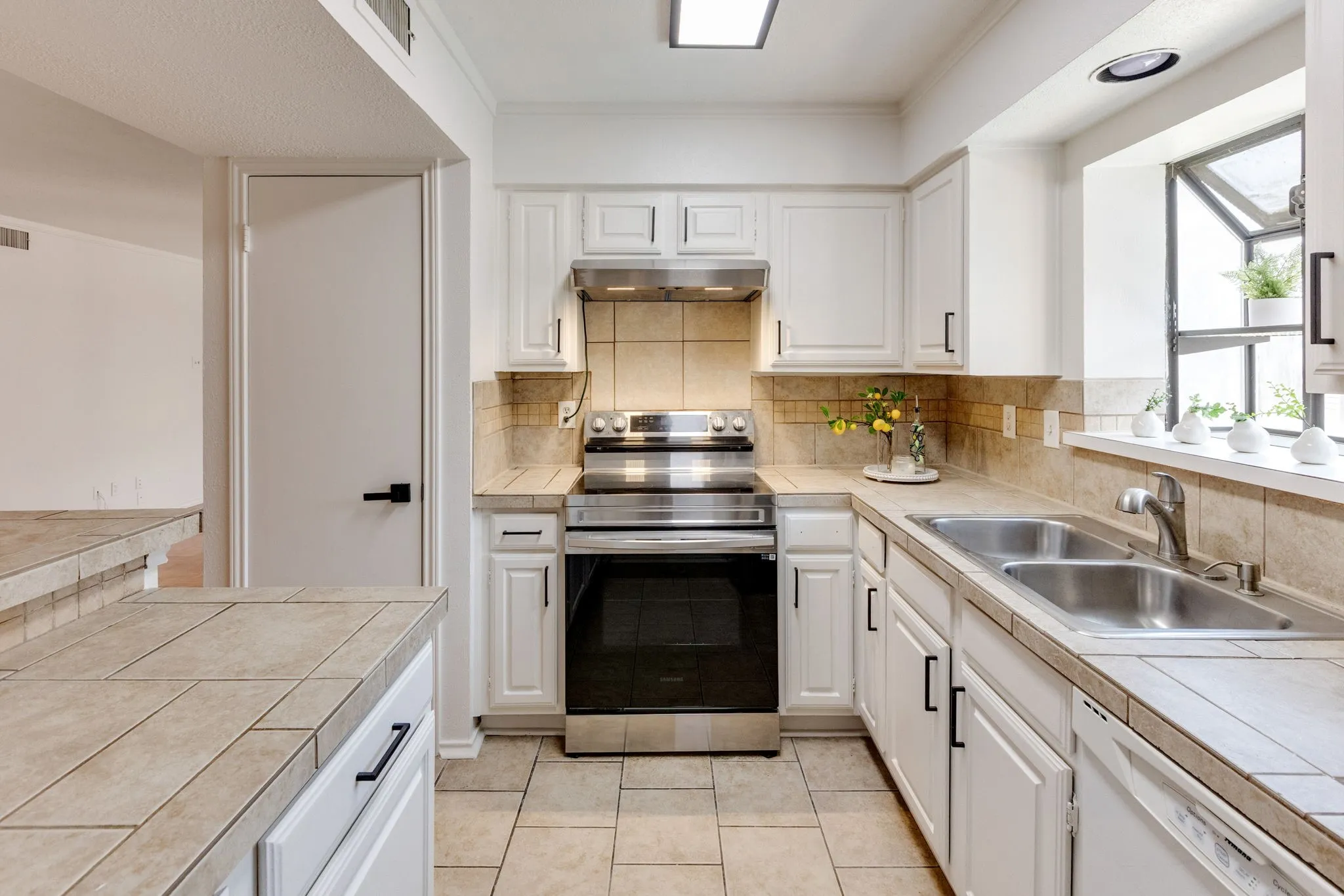 Condominium For Sale in Dallas County , 15221 Berry Trail 304, Dallas, Texas 75248, 2 Bedroom, 2 Bathroom, Garage spaces, 1,052 Sqft, built in 1981, mls#21401661, Real Estate Agent in Dallas, Homes For Sale in Dallas county, Homes For Sale in Dallas, Realtor in Dallas Texas, Real Estate Brokerage Independent Realty Texas, Luminita Cordes Realtor
