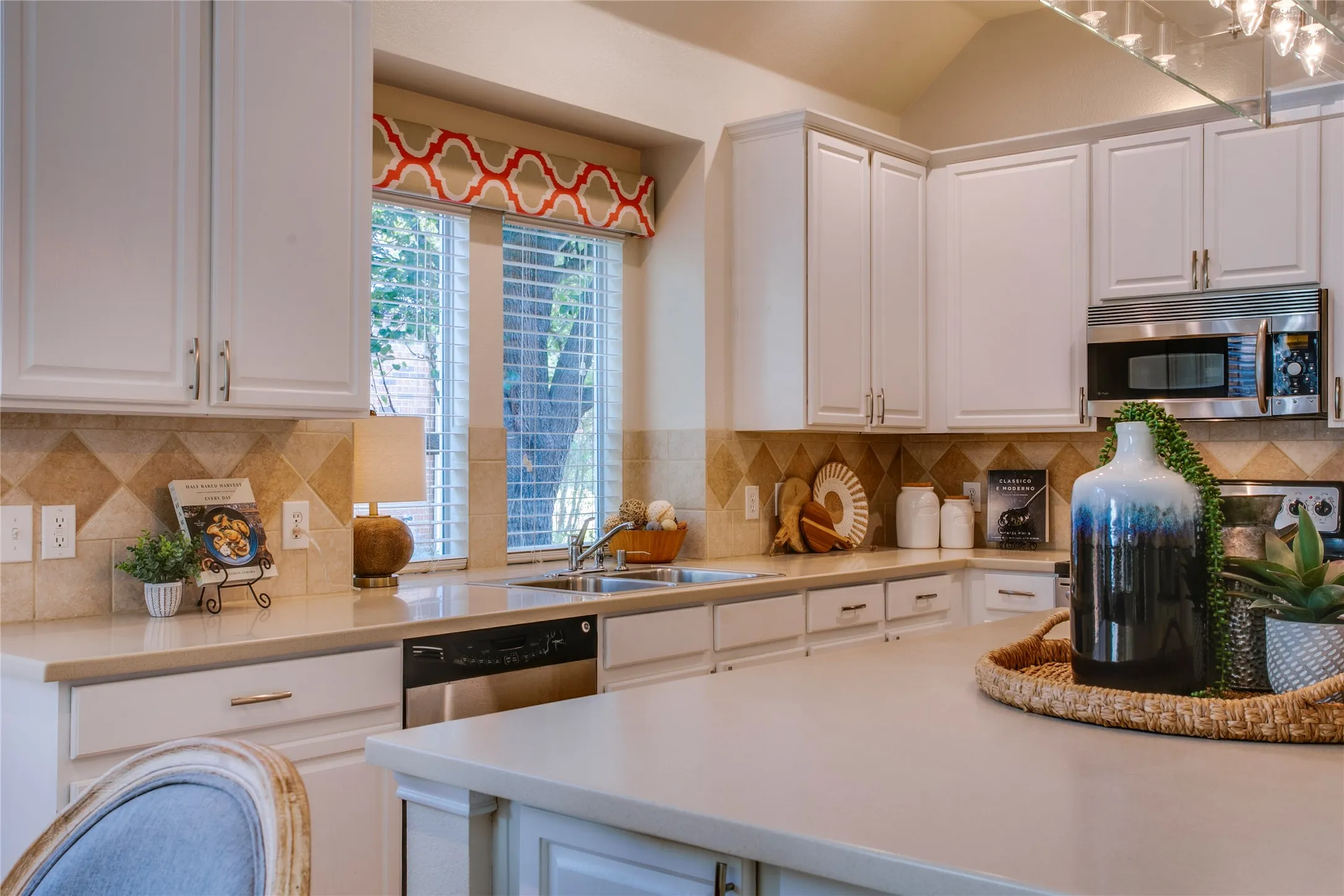 Single Family Residence For Sale in Rockwall County , 724 Vallejo Drive, Rockwall, Texas 75087, 3 Bedroom, 2 Bathroom, 2 Garage spaces, 1,931 Sqft, built in 2005, mls#21400547, Real Estate Agent in Rockwall, Homes For Sale in Rockwall county, Homes For Sale in Rockwall, Realtor in Rockwall Texas, Real Estate Brokerage Independent Realty Texas, Luminita Cordes Realtor