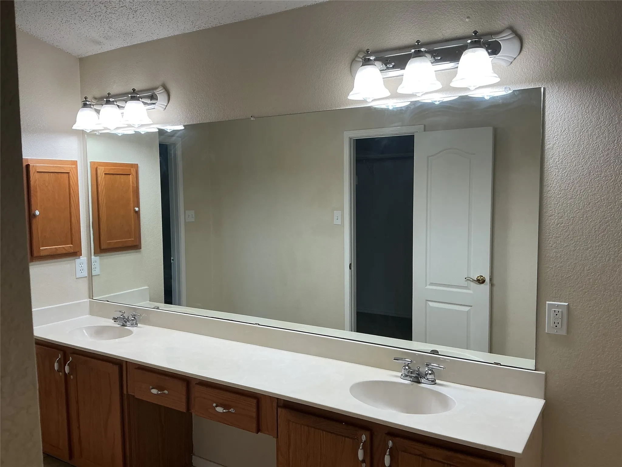 Single Family Residence For Sale in Dallas County , 1340 Lake Grove Lane, De Soto, Texas 75115, 4 Bedroom, 3 Bathroom, 2 Garage spaces, 2,736 Sqft, built in 2003, mls#21394583, Real Estate Agent in De Soto, Homes For Sale in Dallas county, Homes For Sale in De Soto, Realtor in De Soto Texas, Real Estate Brokerage Independent Realty Texas, Luminita Cordes Realtor