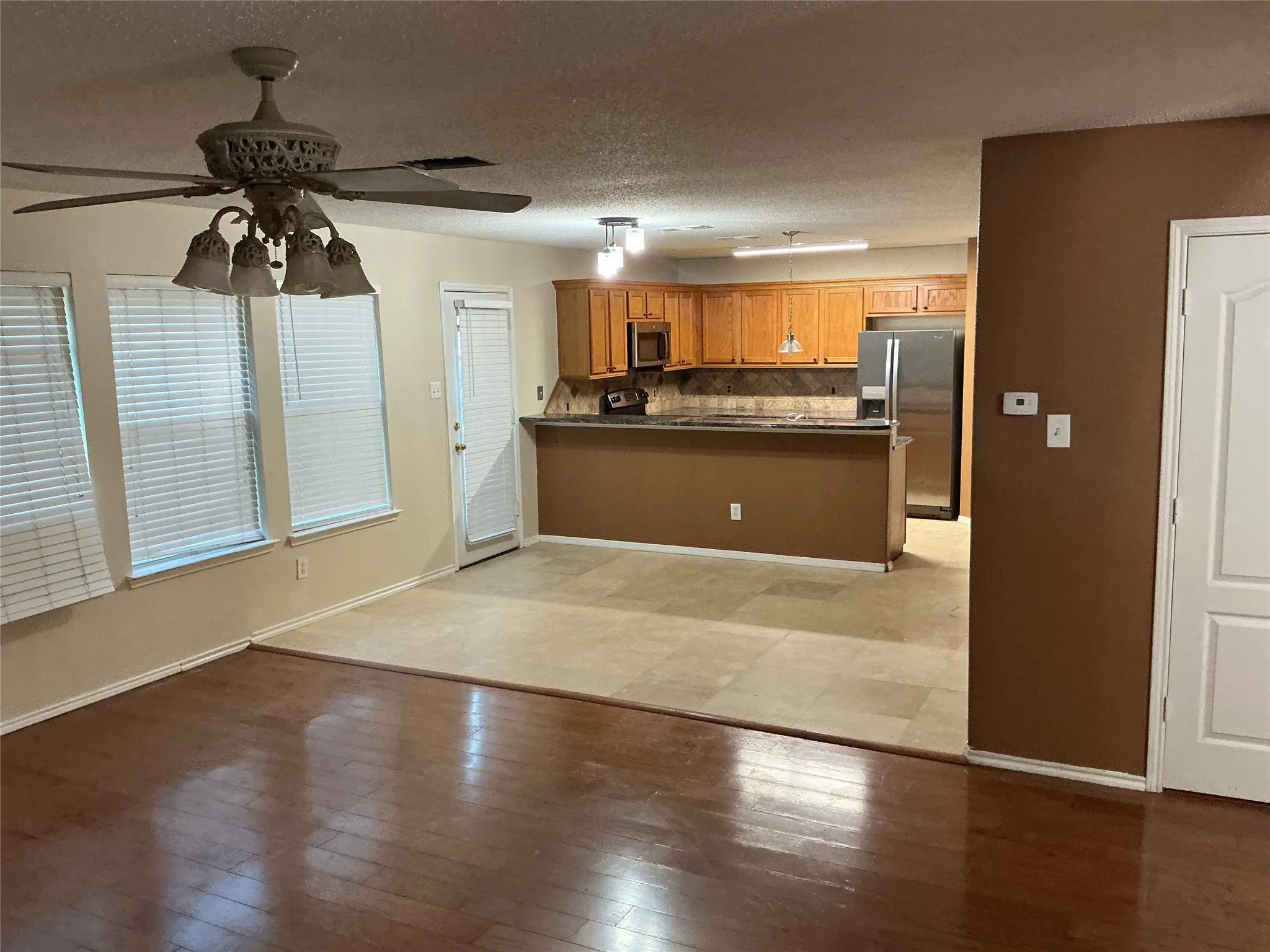 Single Family Residence For Sale in Dallas County , 1340 Lake Grove Lane, De Soto, Texas 75115, 4 Bedroom, 3 Bathroom, 2 Garage spaces, 2,736 Sqft, built in 2003, mls#21394583, Real Estate Agent in De Soto, Homes For Sale in Dallas county, Homes For Sale in De Soto, Realtor in De Soto Texas, Real Estate Brokerage Independent Realty Texas, Luminita Cordes Realtor