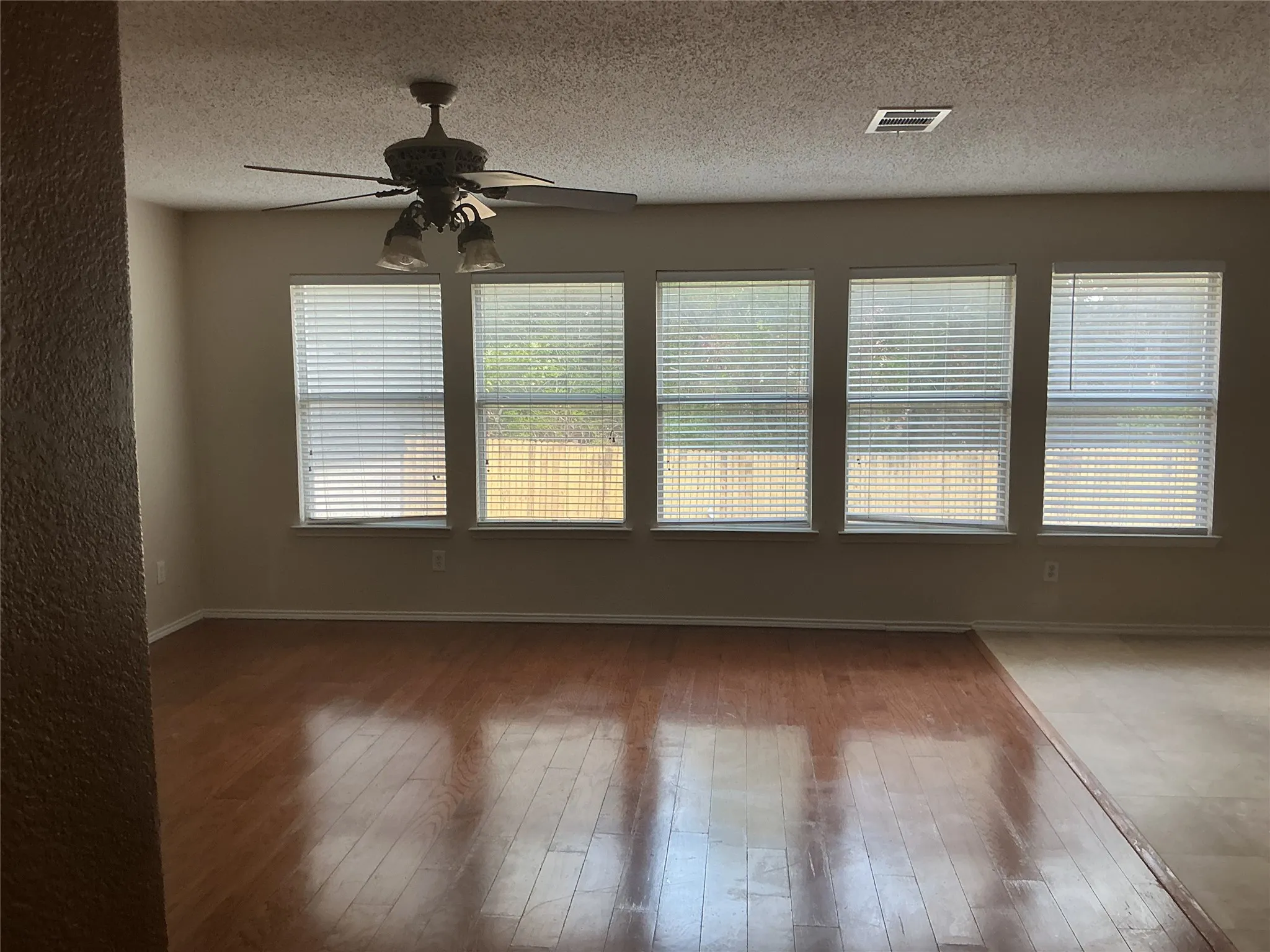 Single Family Residence For Sale in Dallas County , 1340 Lake Grove Lane, De Soto, Texas 75115, 4 Bedroom, 3 Bathroom, 2 Garage spaces, 2,736 Sqft, built in 2003, mls#21394583, Real Estate Agent in De Soto, Homes For Sale in Dallas county, Homes For Sale in De Soto, Realtor in De Soto Texas, Real Estate Brokerage Independent Realty Texas, Luminita Cordes Realtor