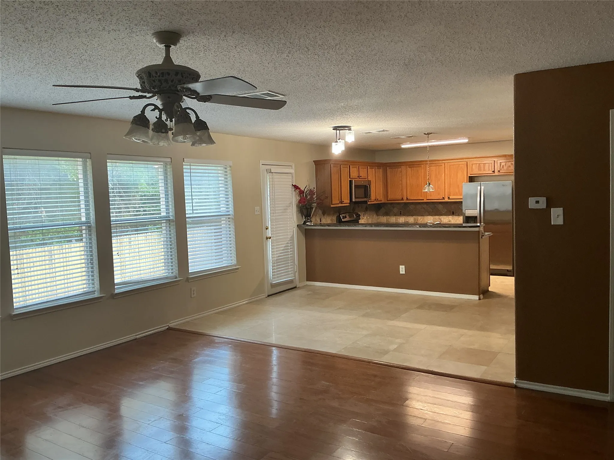 Single Family Residence For Sale in Dallas County , 1340 Lake Grove Lane, De Soto, Texas 75115, 4 Bedroom, 3 Bathroom, 2 Garage spaces, 2,736 Sqft, built in 2003, mls#21394583, Real Estate Agent in De Soto, Homes For Sale in Dallas county, Homes For Sale in De Soto, Realtor in De Soto Texas, Real Estate Brokerage Independent Realty Texas, Luminita Cordes Realtor