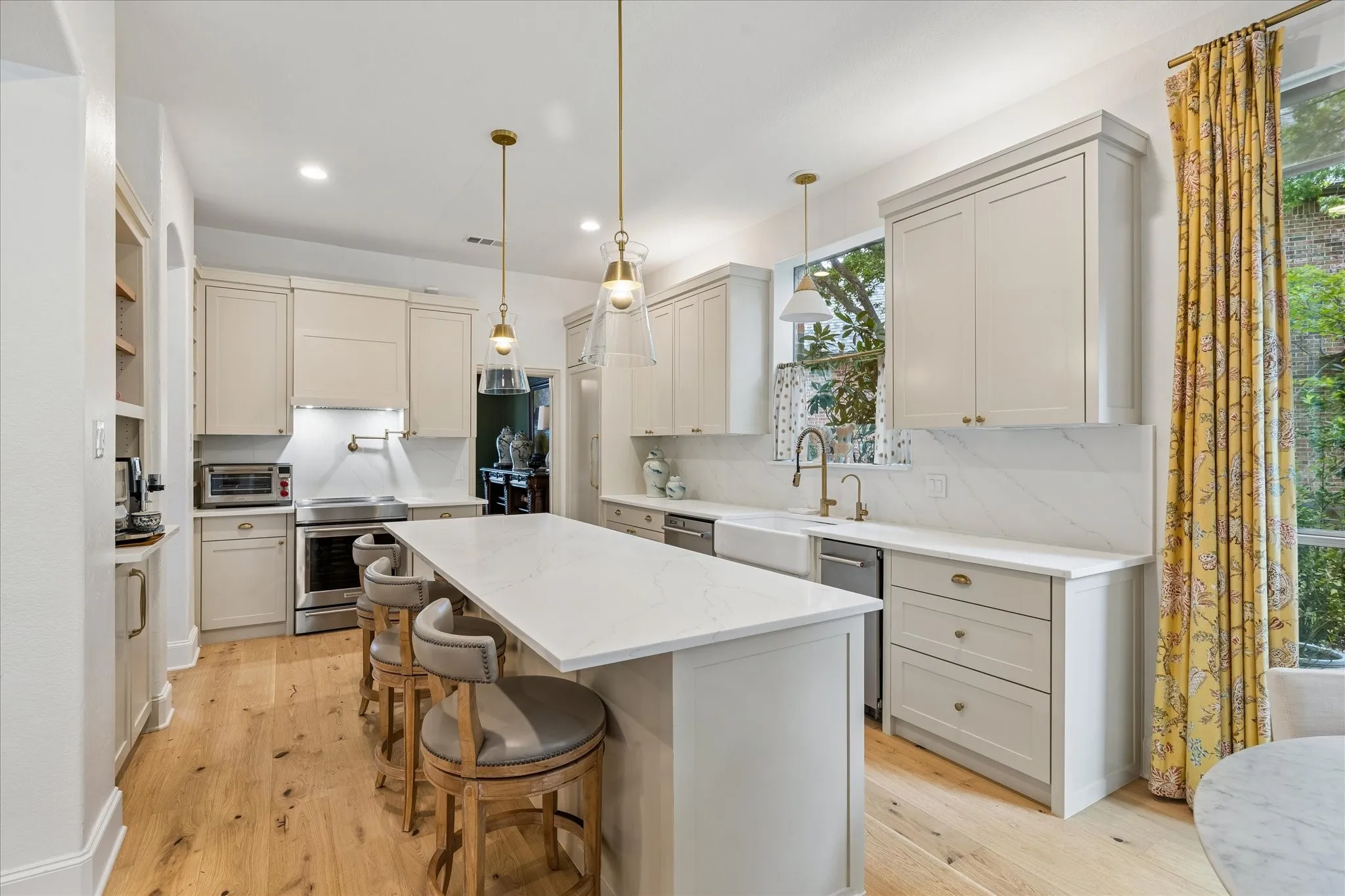Single Family Residence For Sale in Denton County , 2101 Meadows Avenue, Lantana, Texas 76226, 4 Bedroom, 4 Bathroom, 3 Garage spaces, 3,674 Sqft, built in 2005, mls#21401583, Real Estate Agent in Lantana, Homes For Sale in Denton county, Homes For Sale in Lantana, Realtor in Lantana Texas, Real Estate Brokerage Independent Realty Texas, Luminita Cordes Realtor