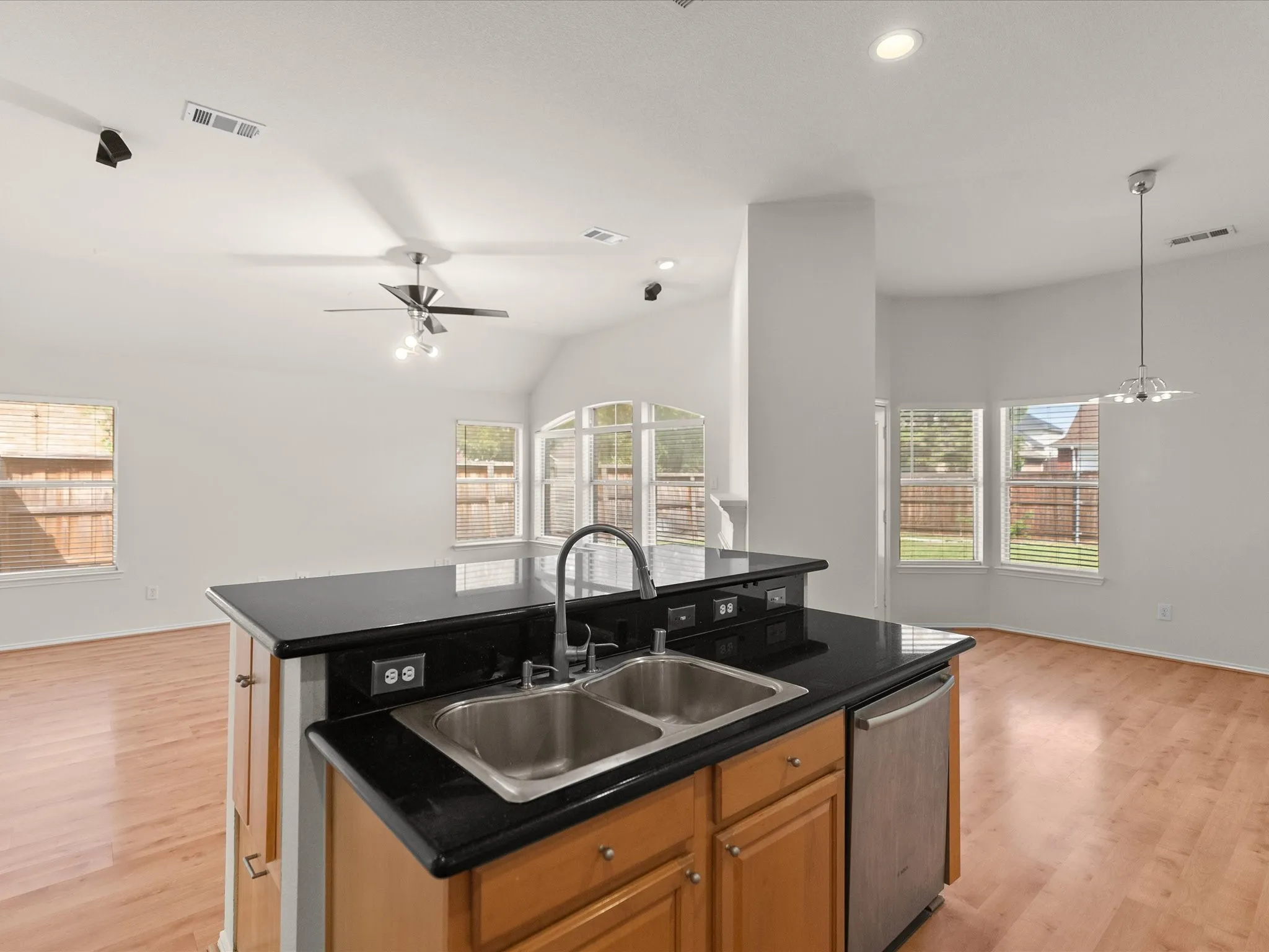 Single Family Residence For Rent in Denton County , 1420 Hudspeth Drive, Carrollton, Texas 75010, 3 Bedroom, 2 Bathroom, 2 Garage spaces, 2,178 Sqft, built in 1999, mls#21401667, Real Estate Agent in Carrollton, Homes For Rent in Denton county, Homes For Rent in Carrollton, Realtor in Carrollton Texas, Real Estate Brokerage Independent Realty Texas, Luminita Cordes Realtor
