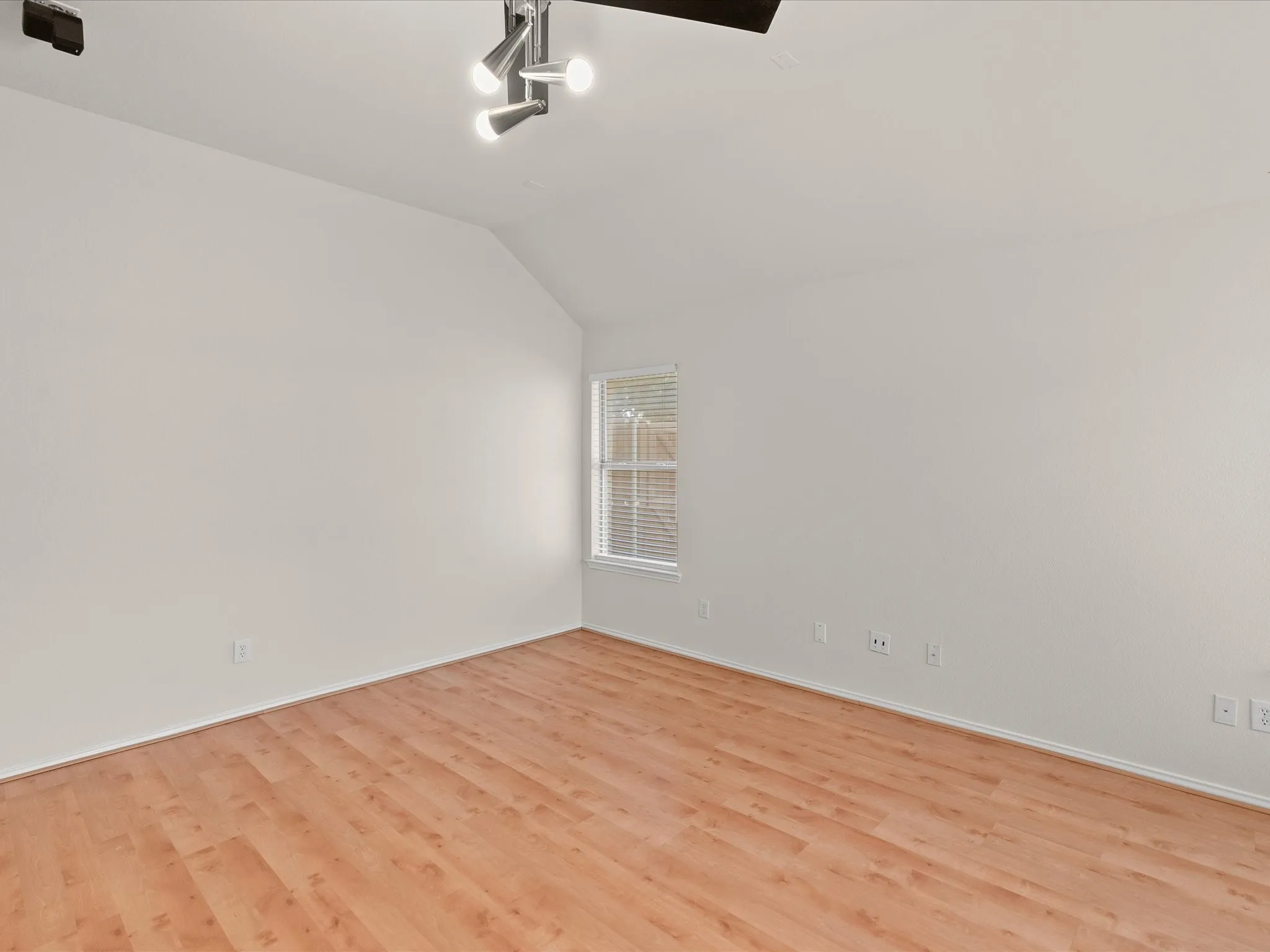 Single Family Residence For Rent in Denton County , 1420 Hudspeth Drive, Carrollton, Texas 75010, 3 Bedroom, 2 Bathroom, 2 Garage spaces, 2,178 Sqft, built in 1999, mls#21401667, Real Estate Agent in Carrollton, Homes For Rent in Denton county, Homes For Rent in Carrollton, Realtor in Carrollton Texas, Real Estate Brokerage Independent Realty Texas, Luminita Cordes Realtor