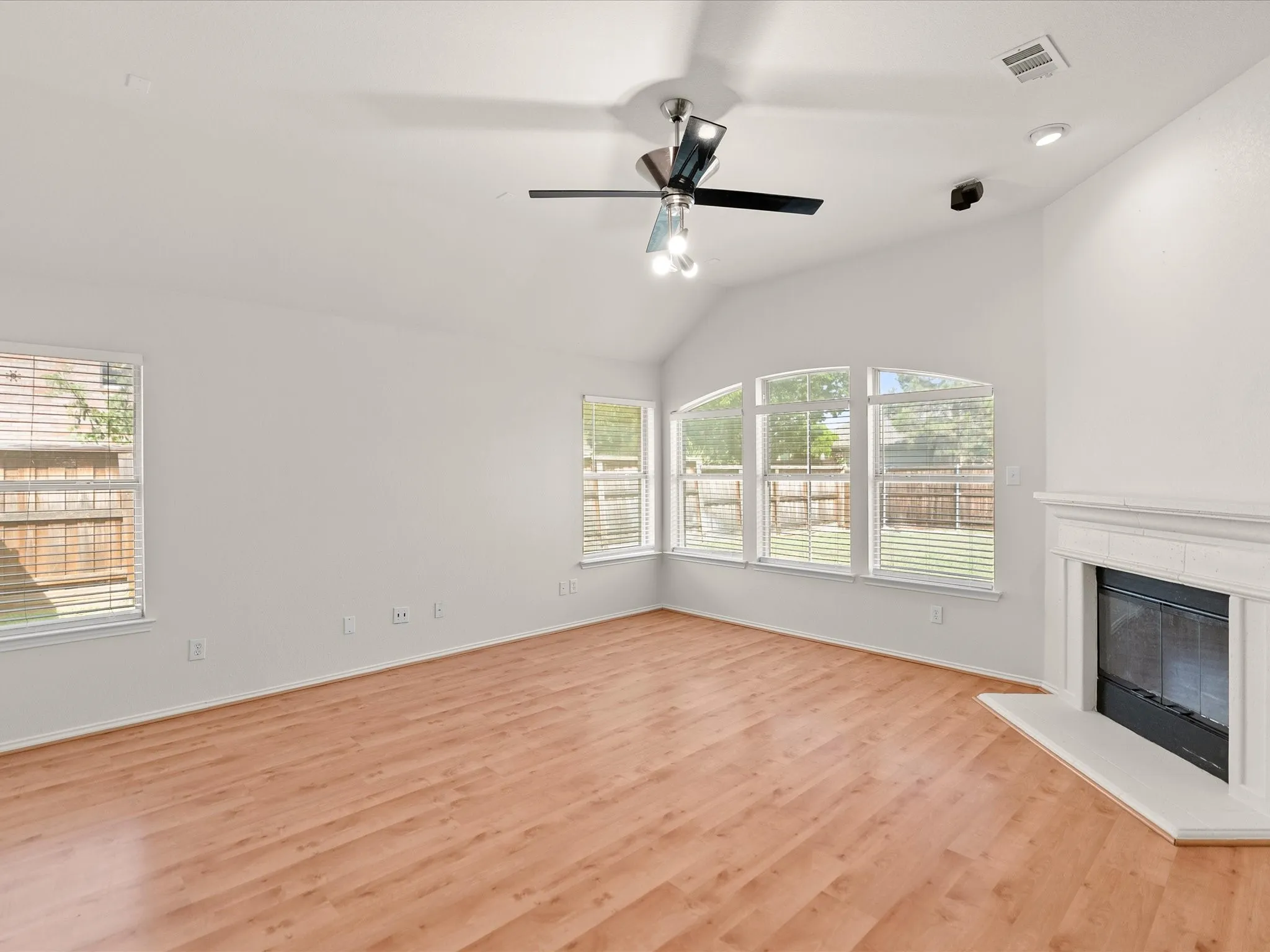 Single Family Residence For Rent in Denton County , 1420 Hudspeth Drive, Carrollton, Texas 75010, 3 Bedroom, 2 Bathroom, 2 Garage spaces, 2,178 Sqft, built in 1999, mls#21401667, Real Estate Agent in Carrollton, Homes For Rent in Denton county, Homes For Rent in Carrollton, Realtor in Carrollton Texas, Real Estate Brokerage Independent Realty Texas, Luminita Cordes Realtor