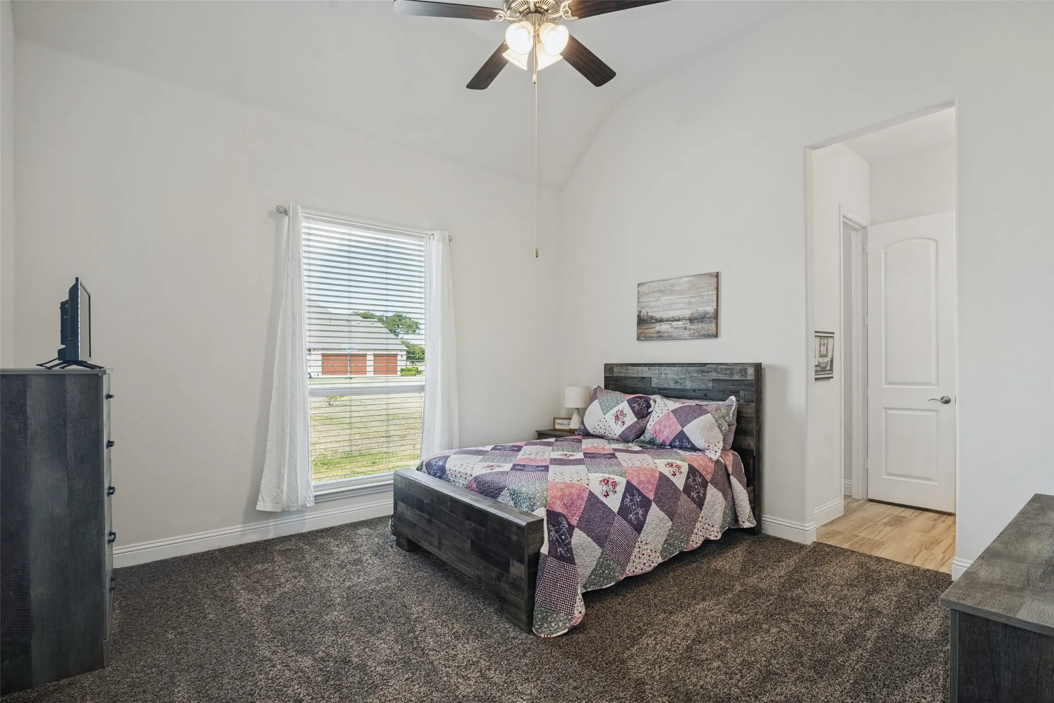 Secondary bedroom with ceiling fan