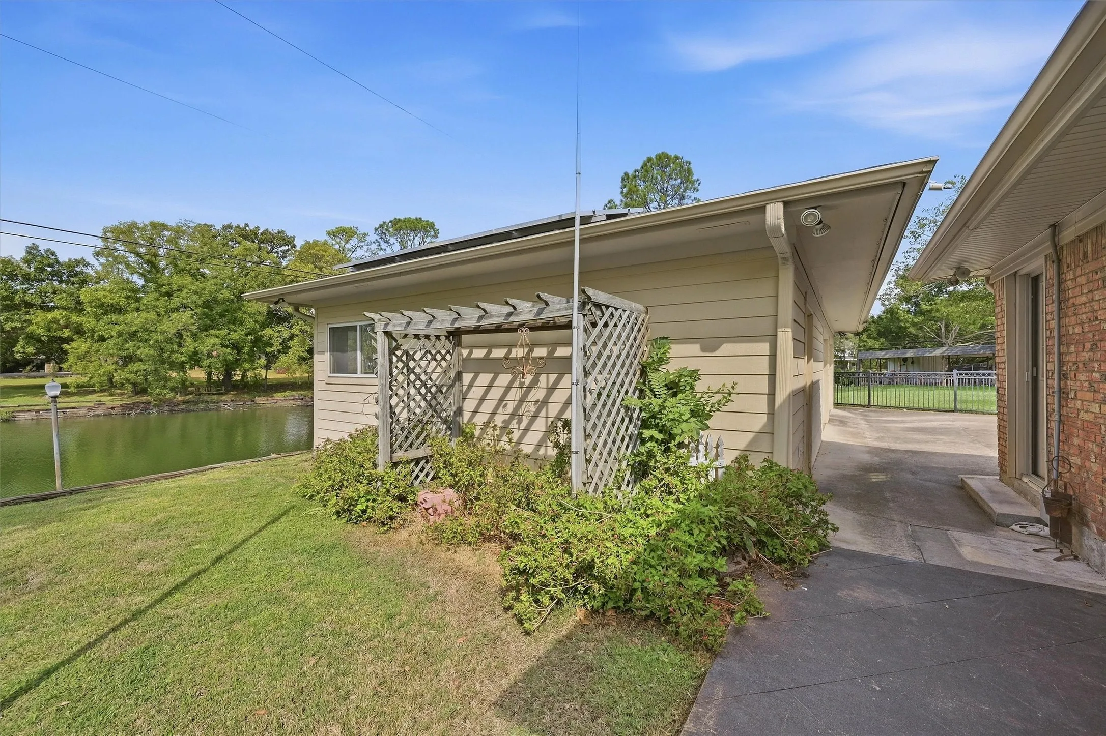 Single Family Residence For Sale in Grayson County , 1609 Lakewood Drive, Sherman, Texas 75092, 3 Bedroom, 3 Bathroom, 3 Garage spaces, 3,434 Sqft, built in 1970, mls#21400477, Real Estate Agent in Sherman, Homes For Sale in Grayson county, Homes For Sale in Sherman, Realtor in Sherman Texas, Real Estate Brokerage Independent Realty Texas, Luminita Cordes Realtor
