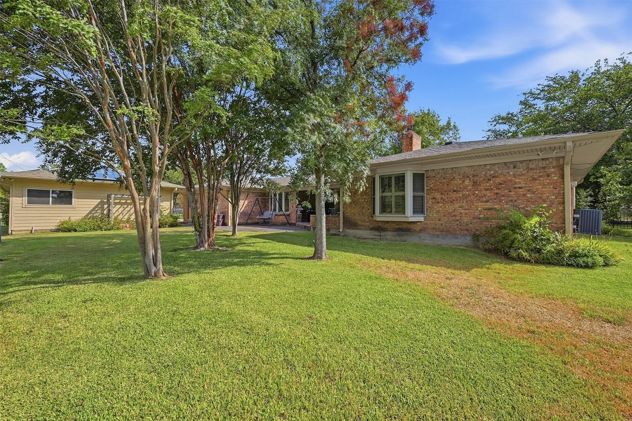 Single Family Residence For Sale in Grayson County , 1609 Lakewood Drive, Sherman, Texas 75092, 3 Bedroom, 3 Bathroom, 3 Garage spaces, 3,434 Sqft, built in 1970, mls#21400477, Real Estate Agent in Sherman, Homes For Sale in Grayson county, Homes For Sale in Sherman, Realtor in Sherman Texas, Real Estate Brokerage Independent Realty Texas, Luminita Cordes Realtor