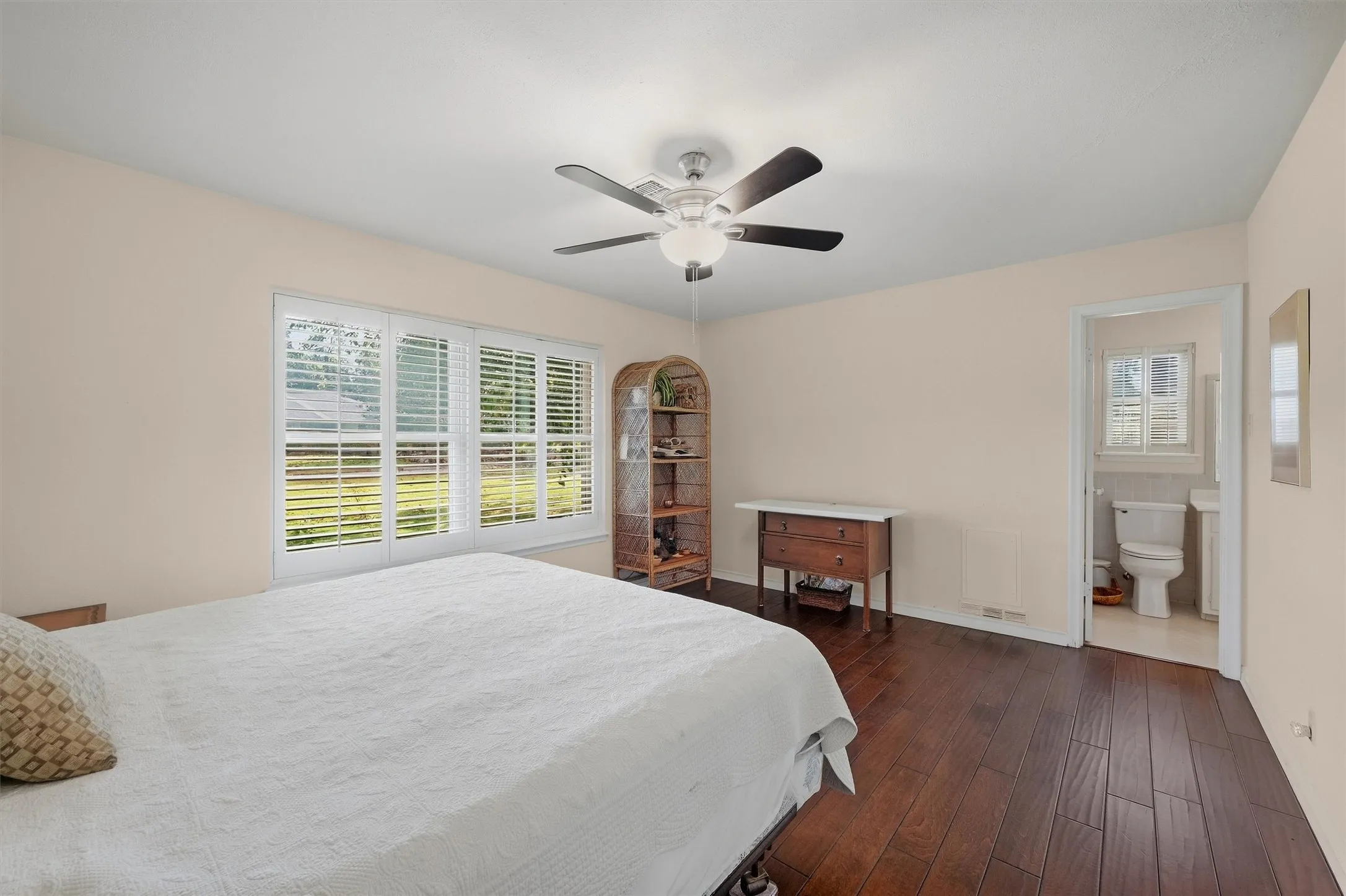 Single Family Residence For Sale in Grayson County , 1609 Lakewood Drive, Sherman, Texas 75092, 3 Bedroom, 3 Bathroom, 3 Garage spaces, 3,434 Sqft, built in 1970, mls#21400477, Real Estate Agent in Sherman, Homes For Sale in Grayson county, Homes For Sale in Sherman, Realtor in Sherman Texas, Real Estate Brokerage Independent Realty Texas, Luminita Cordes Realtor