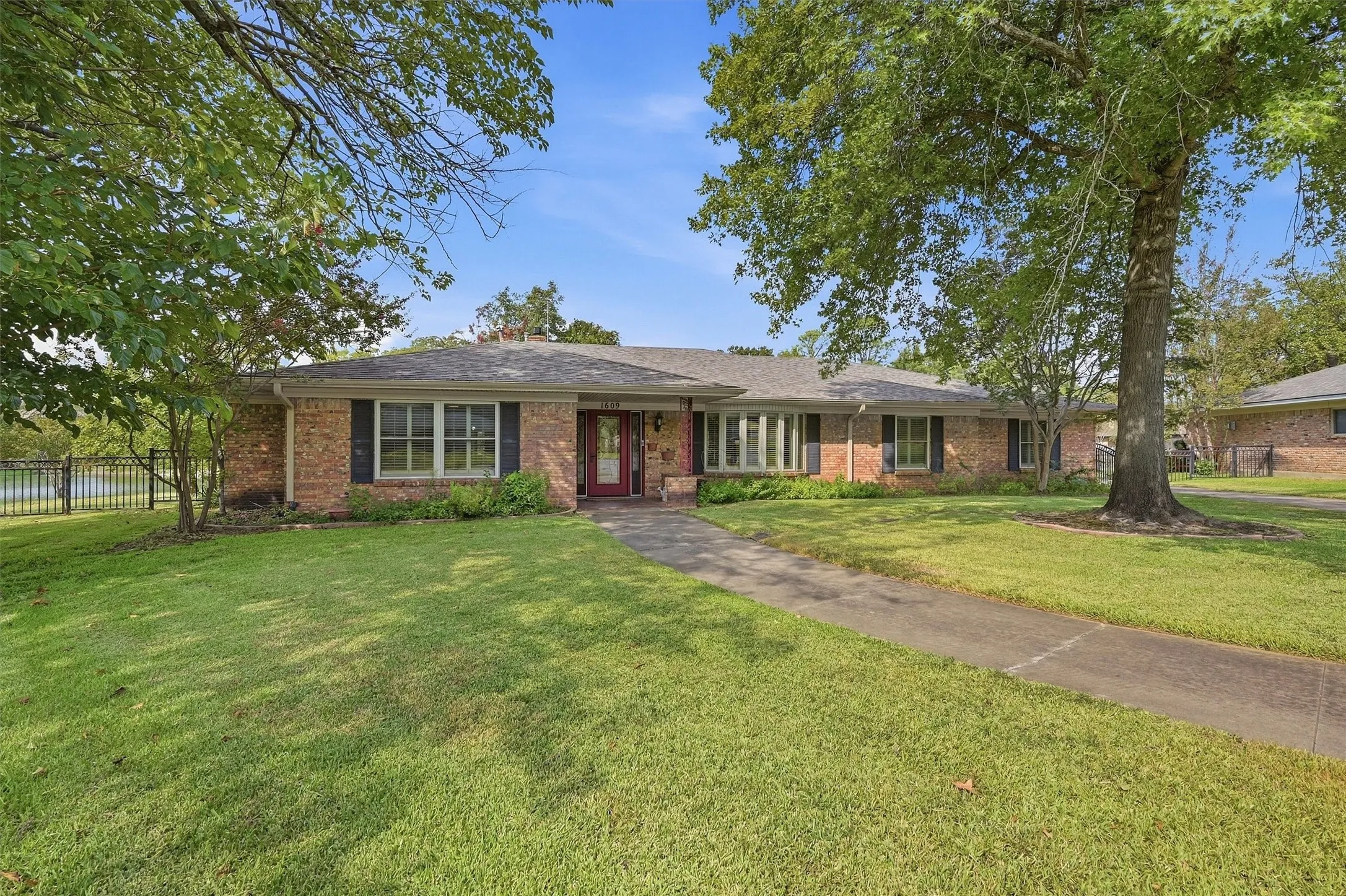 Single Family Residence For Sale in Grayson County , 1609 Lakewood Drive, Sherman, Texas 75092, 3 Bedroom, 3 Bathroom, 3 Garage spaces, 3,434 Sqft, built in 1970, mls#21400477, Real Estate Agent in Sherman, Homes For Sale in Grayson county, Homes For Sale in Sherman, Realtor in Sherman Texas, Real Estate Brokerage Independent Realty Texas, Luminita Cordes Realtor