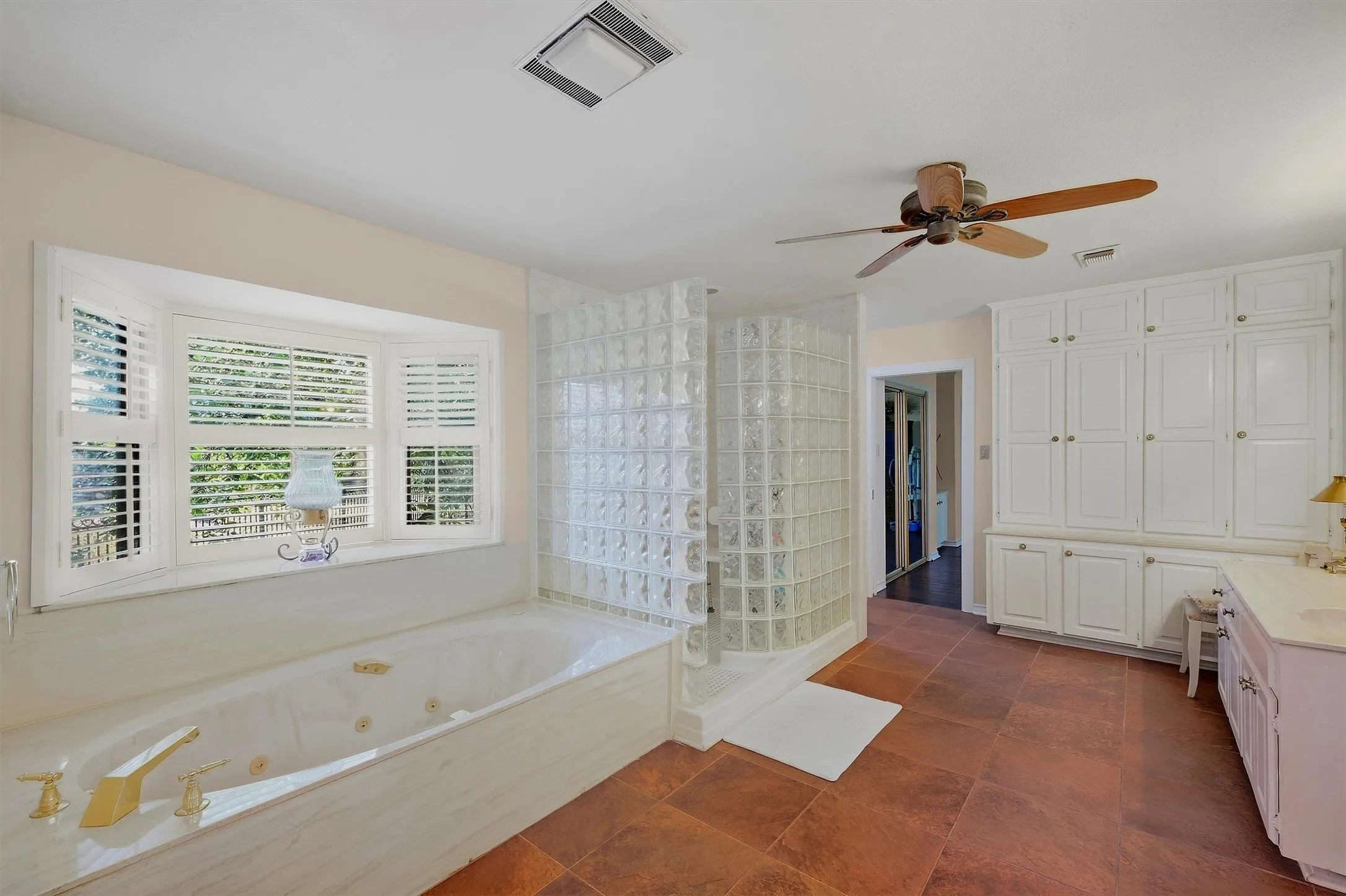 Single Family Residence For Sale in Grayson County , 1609 Lakewood Drive, Sherman, Texas 75092, 3 Bedroom, 3 Bathroom, 3 Garage spaces, 3,434 Sqft, built in 1970, mls#21400477, Real Estate Agent in Sherman, Homes For Sale in Grayson county, Homes For Sale in Sherman, Realtor in Sherman Texas, Real Estate Brokerage Independent Realty Texas, Luminita Cordes Realtor