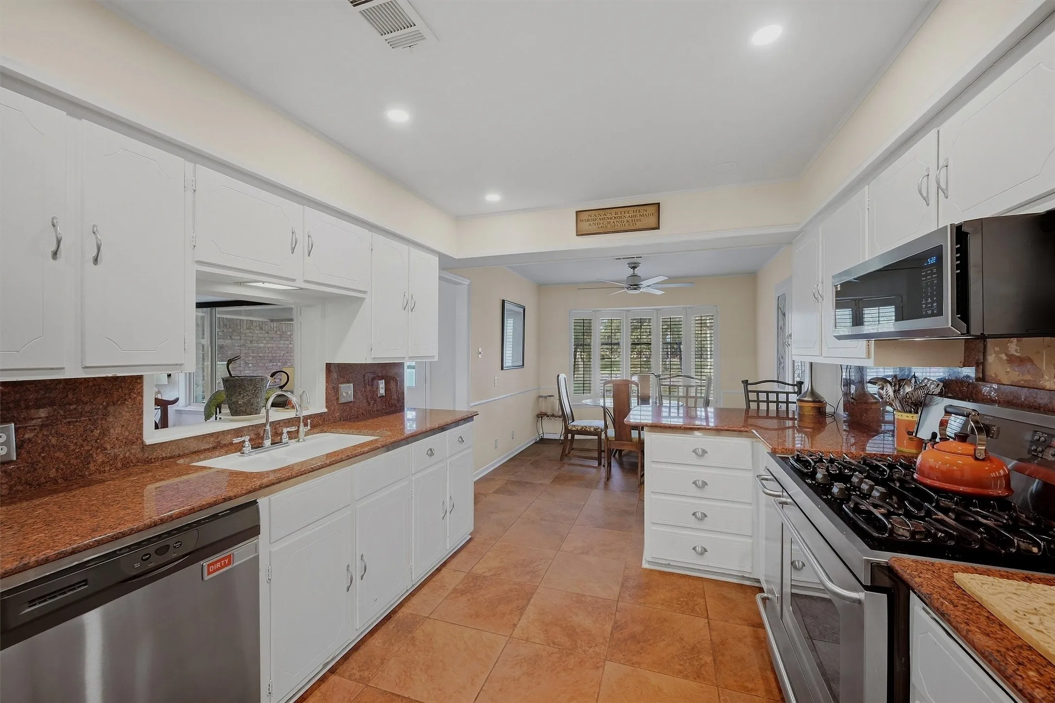 Single Family Residence For Sale in Grayson County , 1609 Lakewood Drive, Sherman, Texas 75092, 3 Bedroom, 3 Bathroom, 3 Garage spaces, 3,434 Sqft, built in 1970, mls#21400477, Real Estate Agent in Sherman, Homes For Sale in Grayson county, Homes For Sale in Sherman, Realtor in Sherman Texas, Real Estate Brokerage Independent Realty Texas, Luminita Cordes Realtor