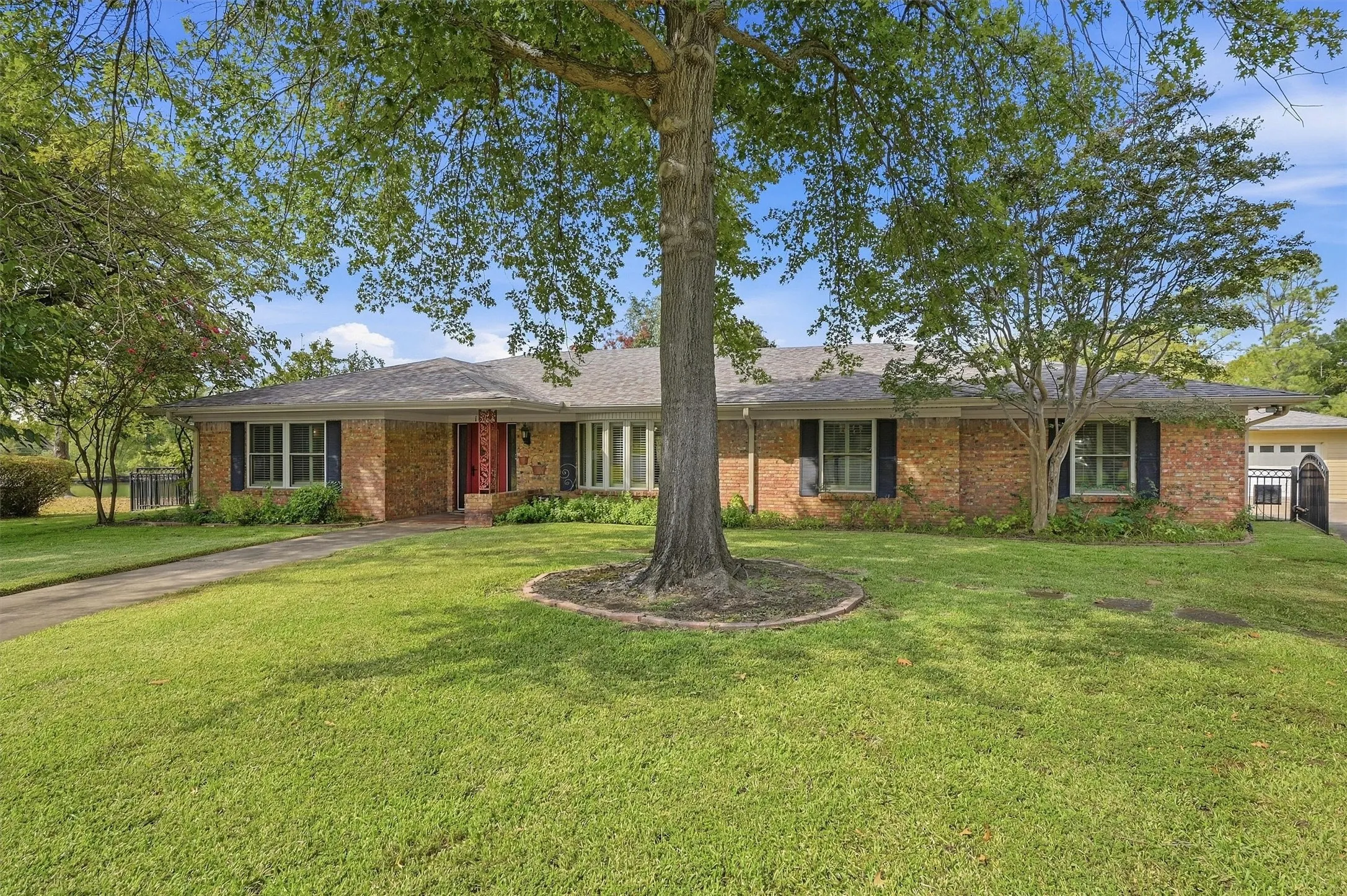 Single Family Residence For Sale in Grayson County , 1609 Lakewood Drive, Sherman, Texas 75092, 3 Bedroom, 3 Bathroom, 3 Garage spaces, 3,434 Sqft, built in 1970, mls#21400477, Real Estate Agent in Sherman, Homes For Sale in Grayson county, Homes For Sale in Sherman, Realtor in Sherman Texas, Real Estate Brokerage Independent Realty Texas, Luminita Cordes Realtor