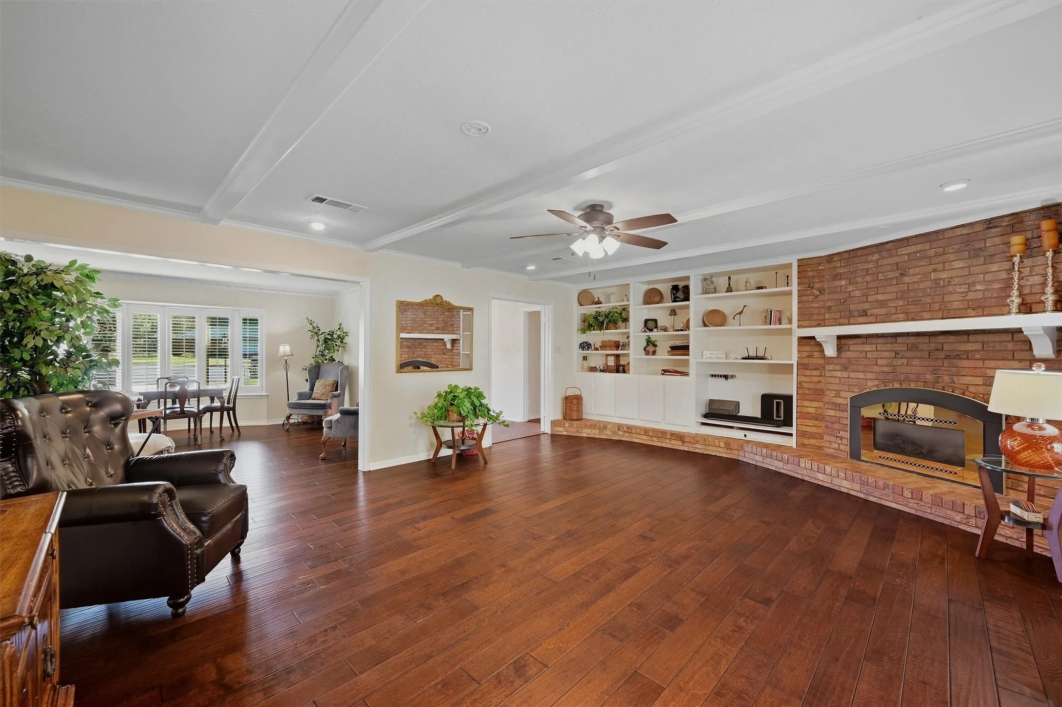 Single Family Residence For Sale in Grayson County , 1609 Lakewood Drive, Sherman, Texas 75092, 3 Bedroom, 3 Bathroom, 3 Garage spaces, 3,434 Sqft, built in 1970, mls#21400477, Real Estate Agent in Sherman, Homes For Sale in Grayson county, Homes For Sale in Sherman, Realtor in Sherman Texas, Real Estate Brokerage Independent Realty Texas, Luminita Cordes Realtor